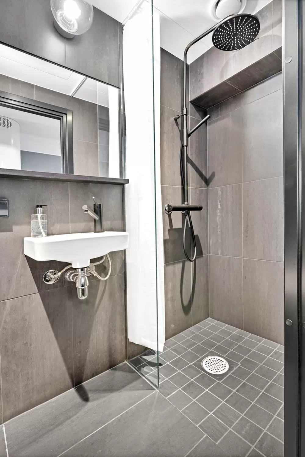 Shower in Forenom Aparthotel Oslo