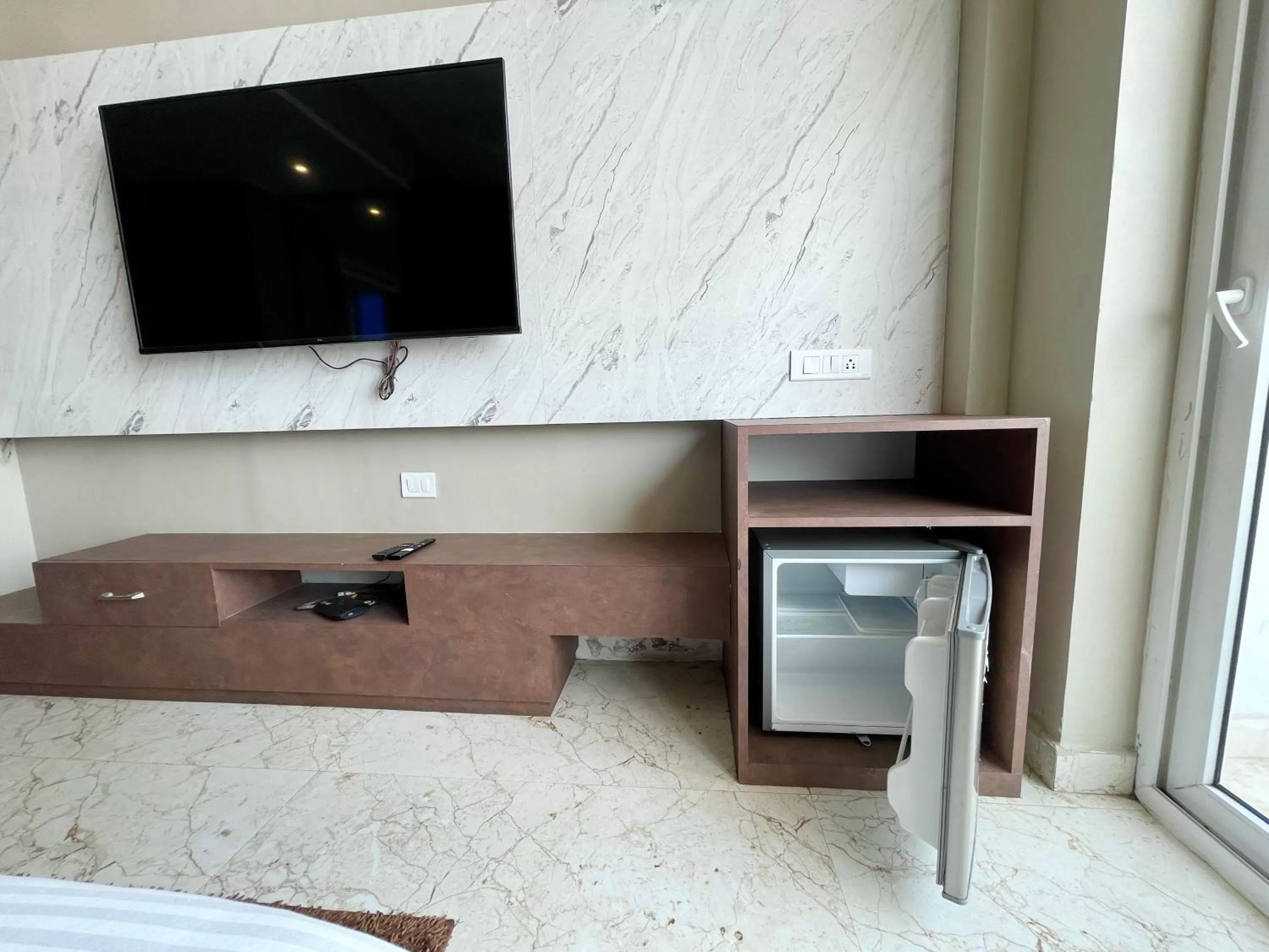 TV/Entertainment Center in Hotel TBS sea view ! Puri