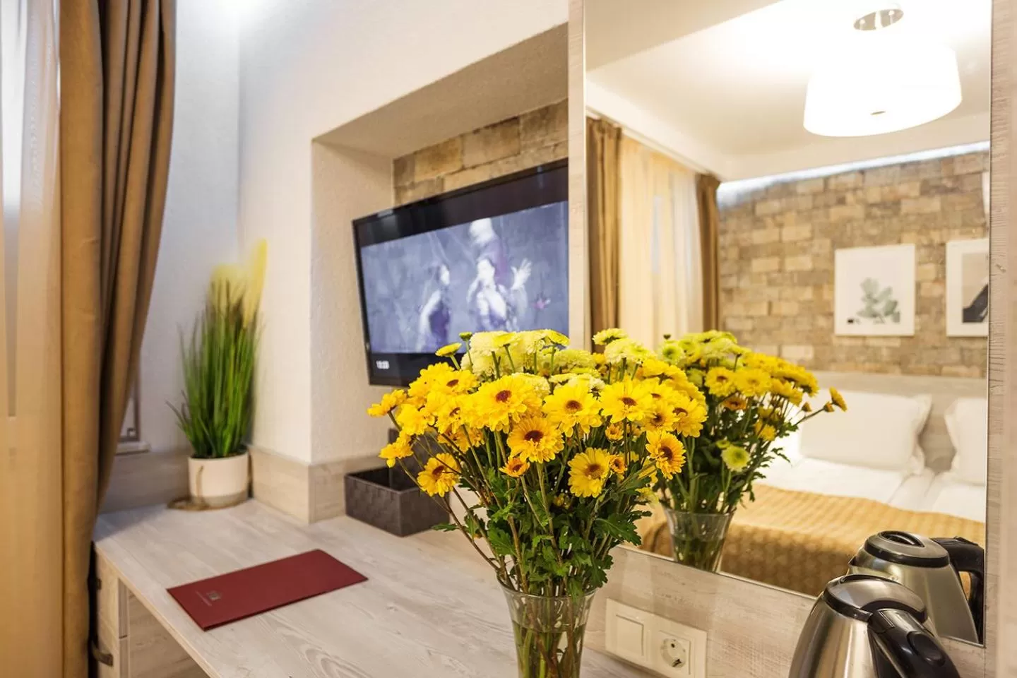 TV and multimedia, Bed in Sofia Place Hotel by HMG