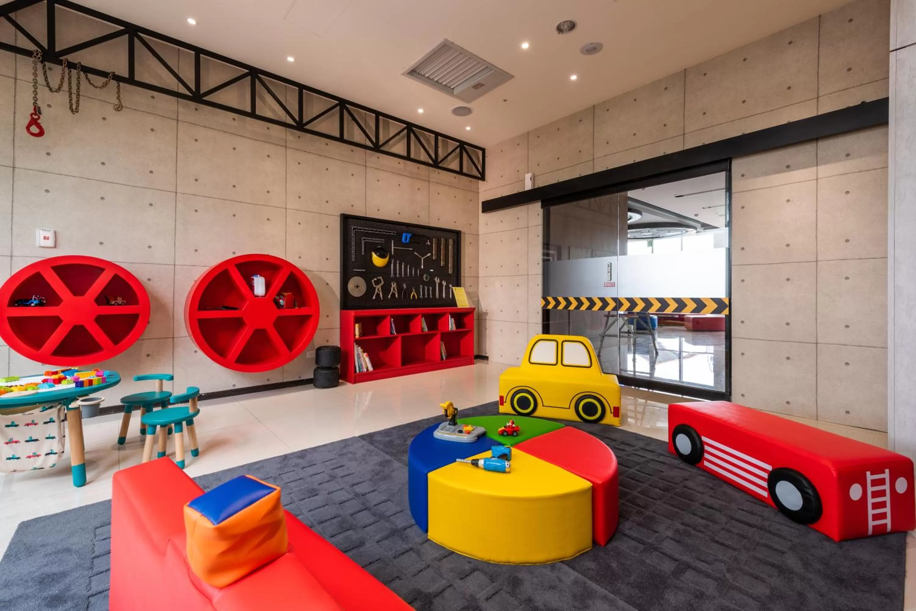 Communal lounge/ TV room in Holiday Garden Hotel SKM Park