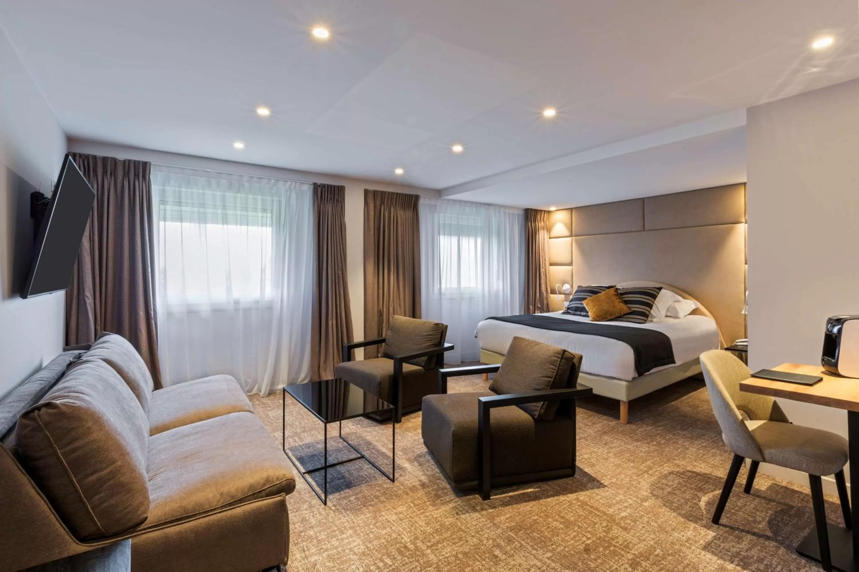 Photo of the whole room, Bed in Best Western L'Aquarium Arras Nord