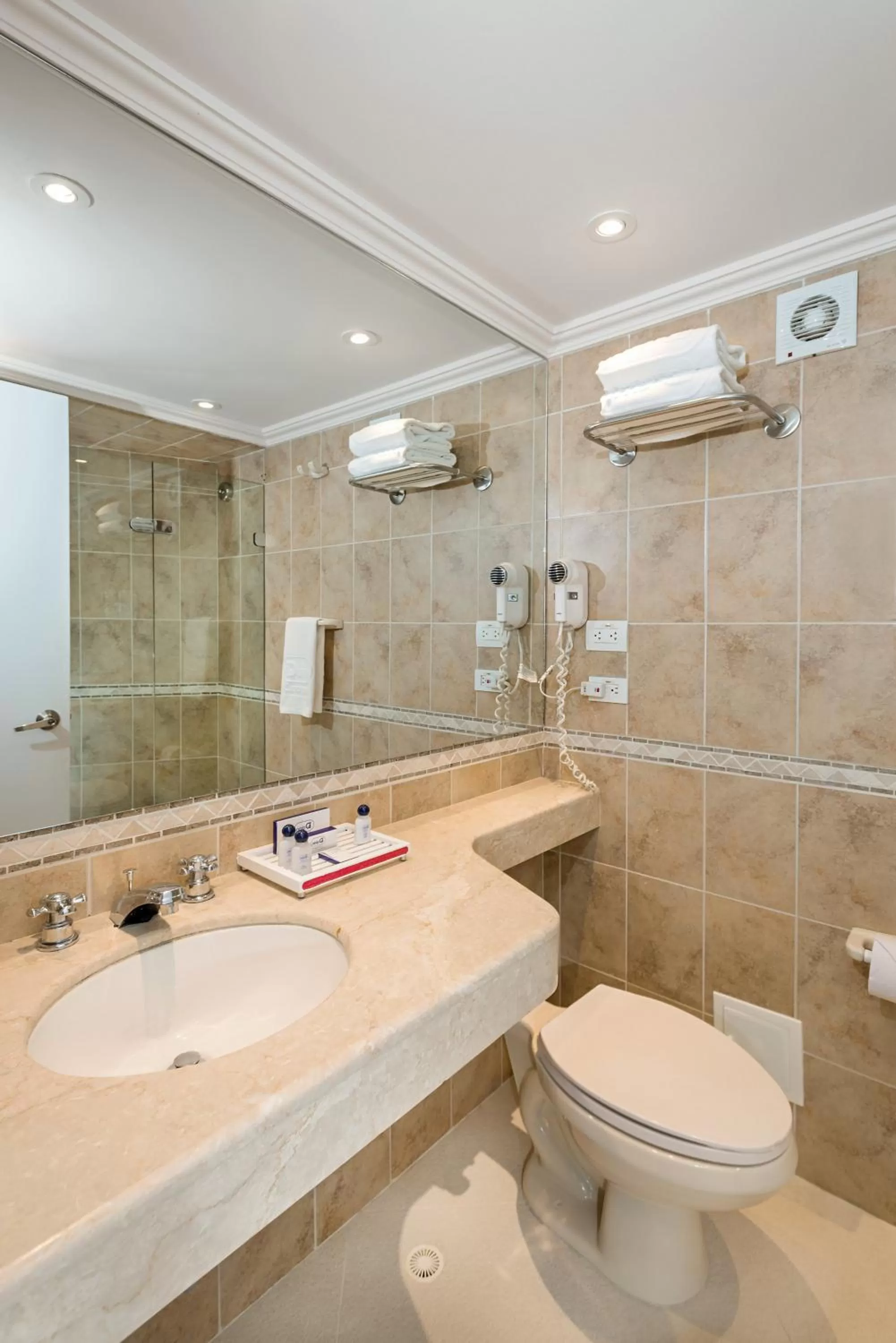 Bathroom in Hotel Dann Cartagena