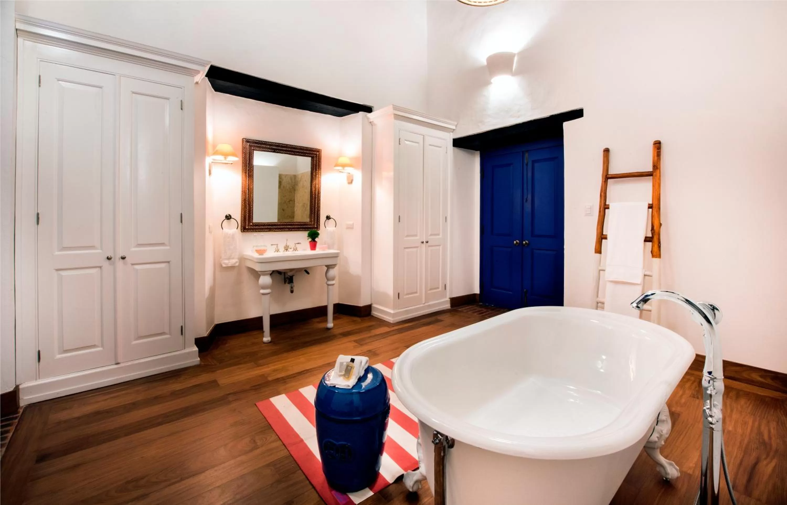 Bath in Casas del XVI