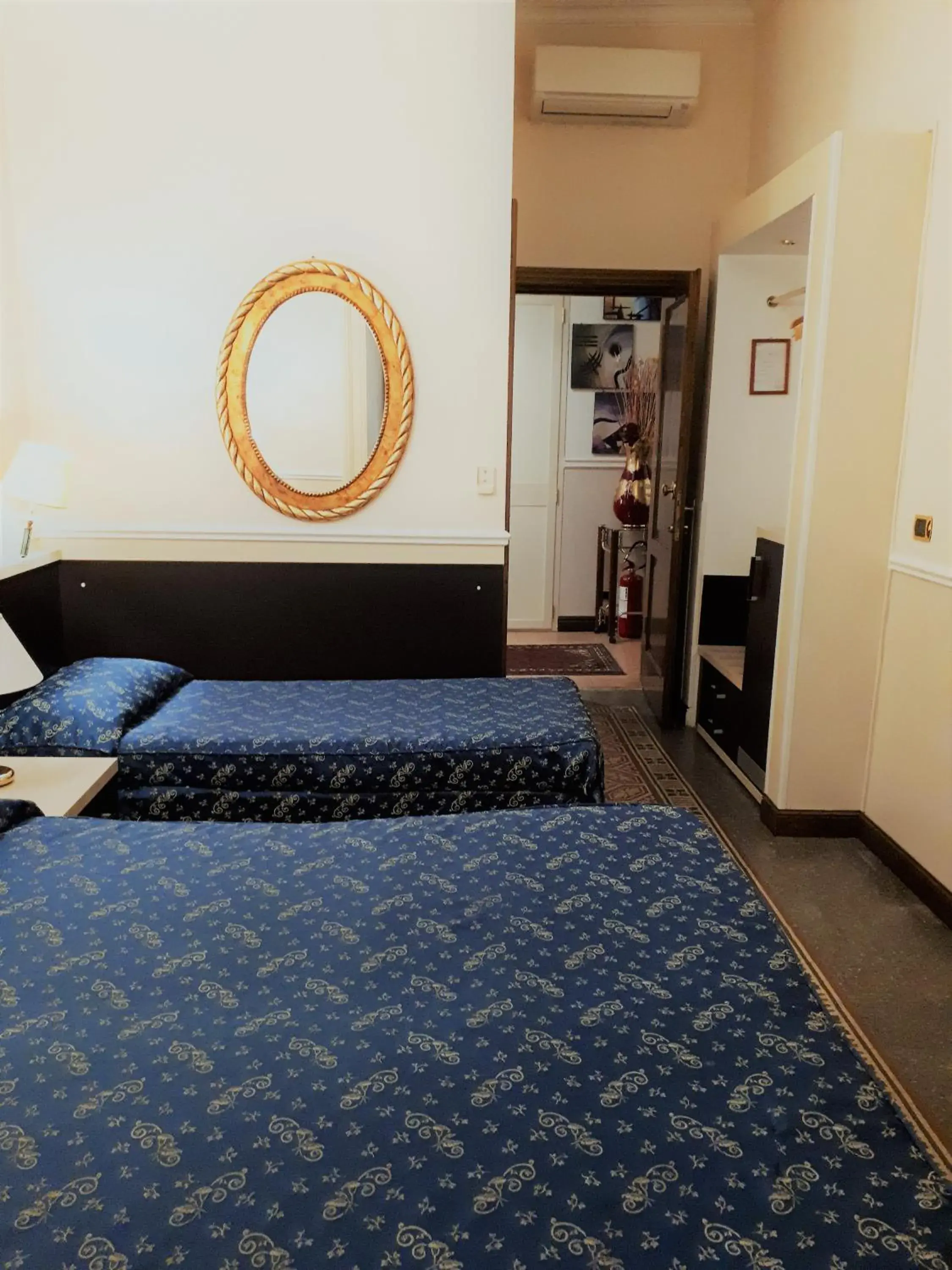 Triple Room in Hotel Sweet Home Triple Room in Hotel Sweet Home