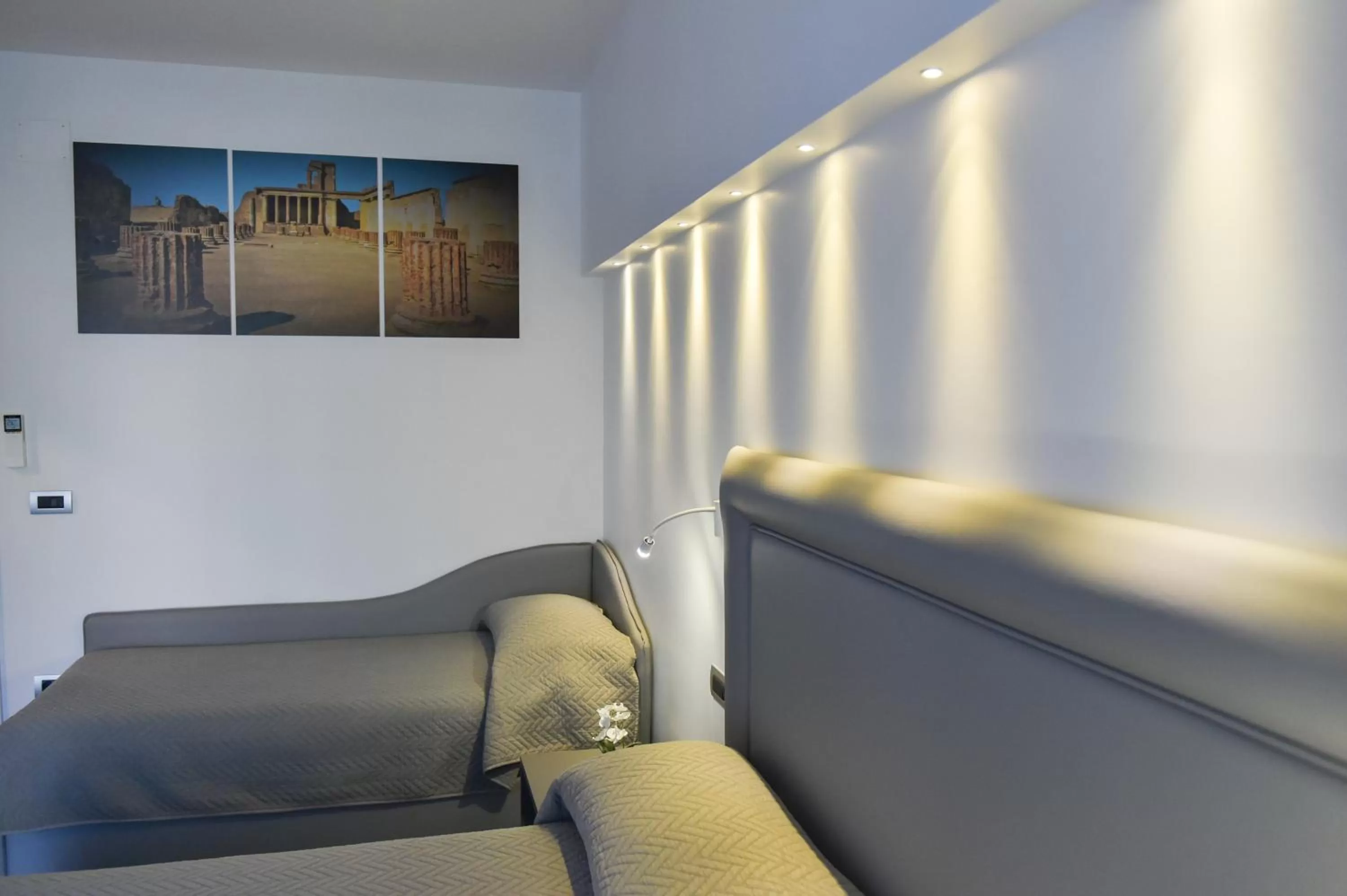 Bed in Pompei Inn Ruins B&B Luxury Suite