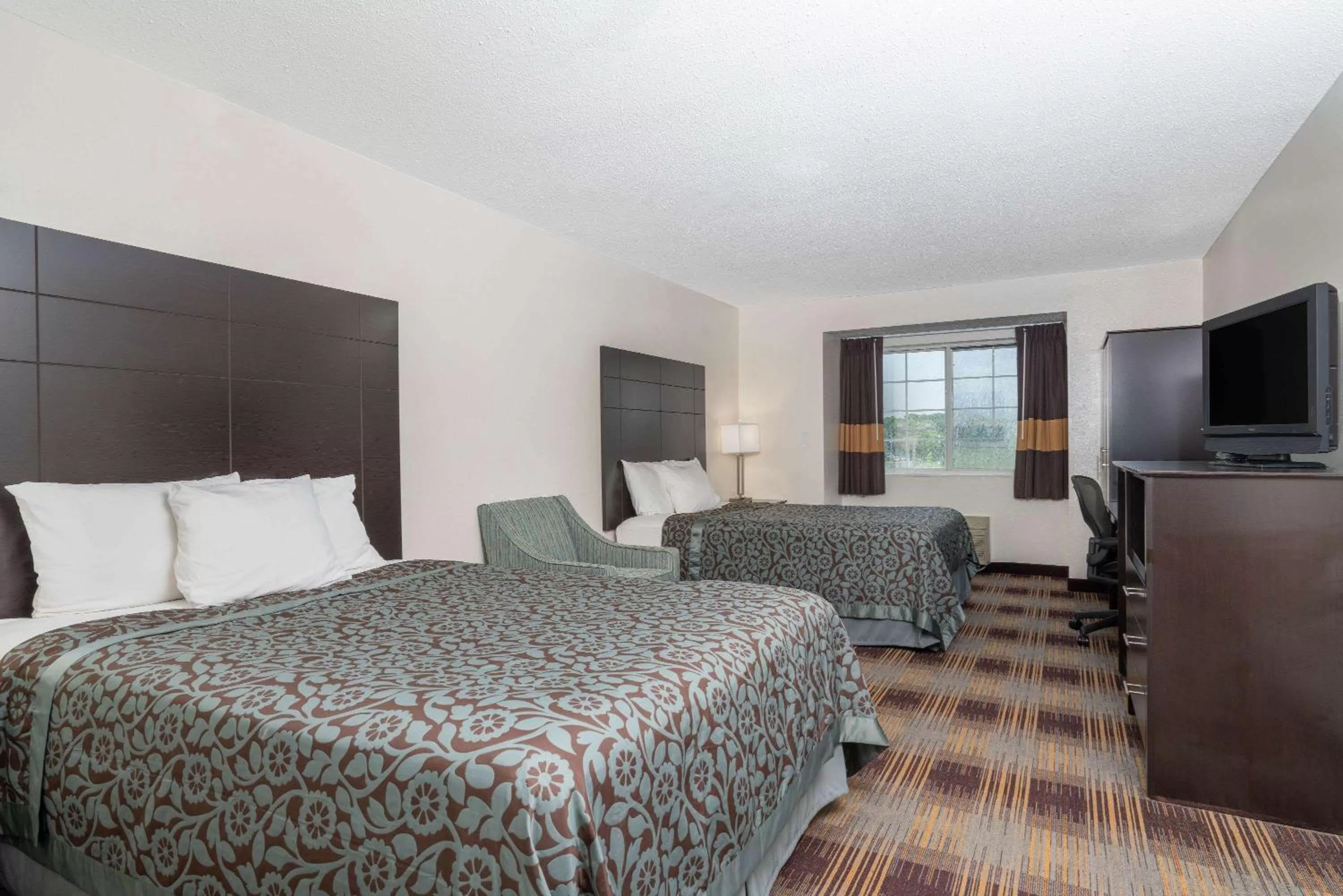 Photo of the whole room, Bed in Days Inn by Wyndham Faribault