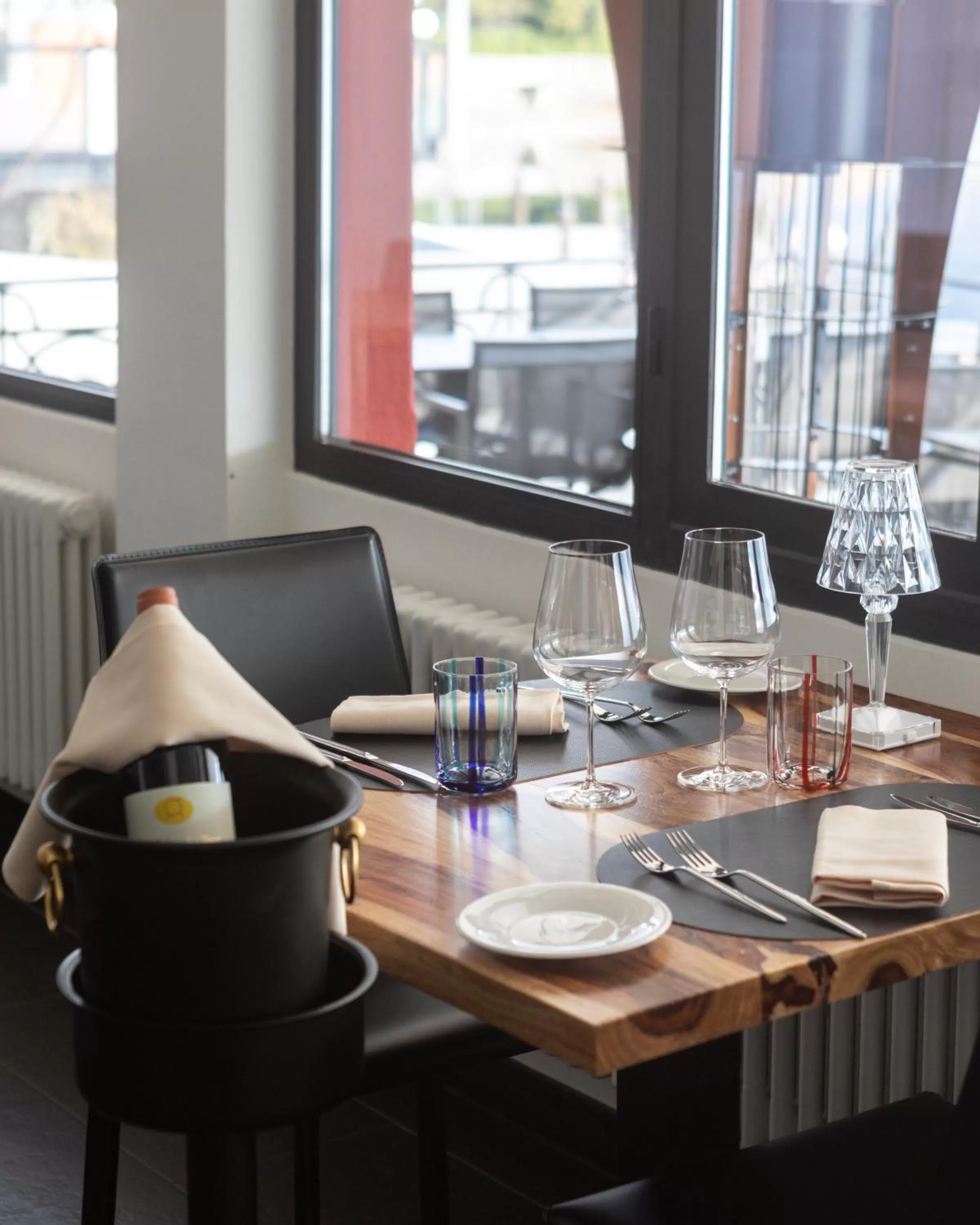 Restaurant/places to eat in Lac Hotel