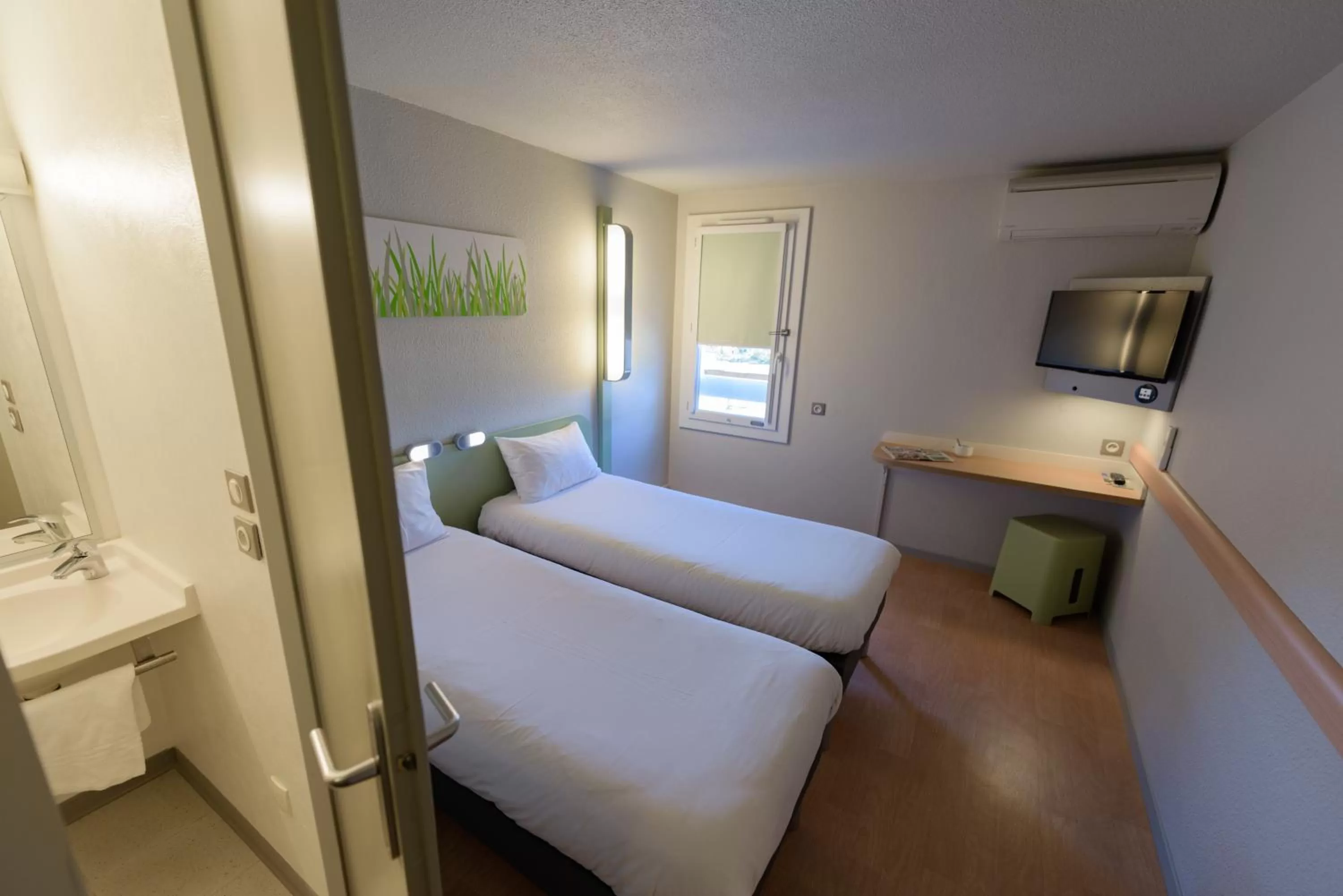 Photo of the whole room, Bed in Ibis Budget Avignon Nord