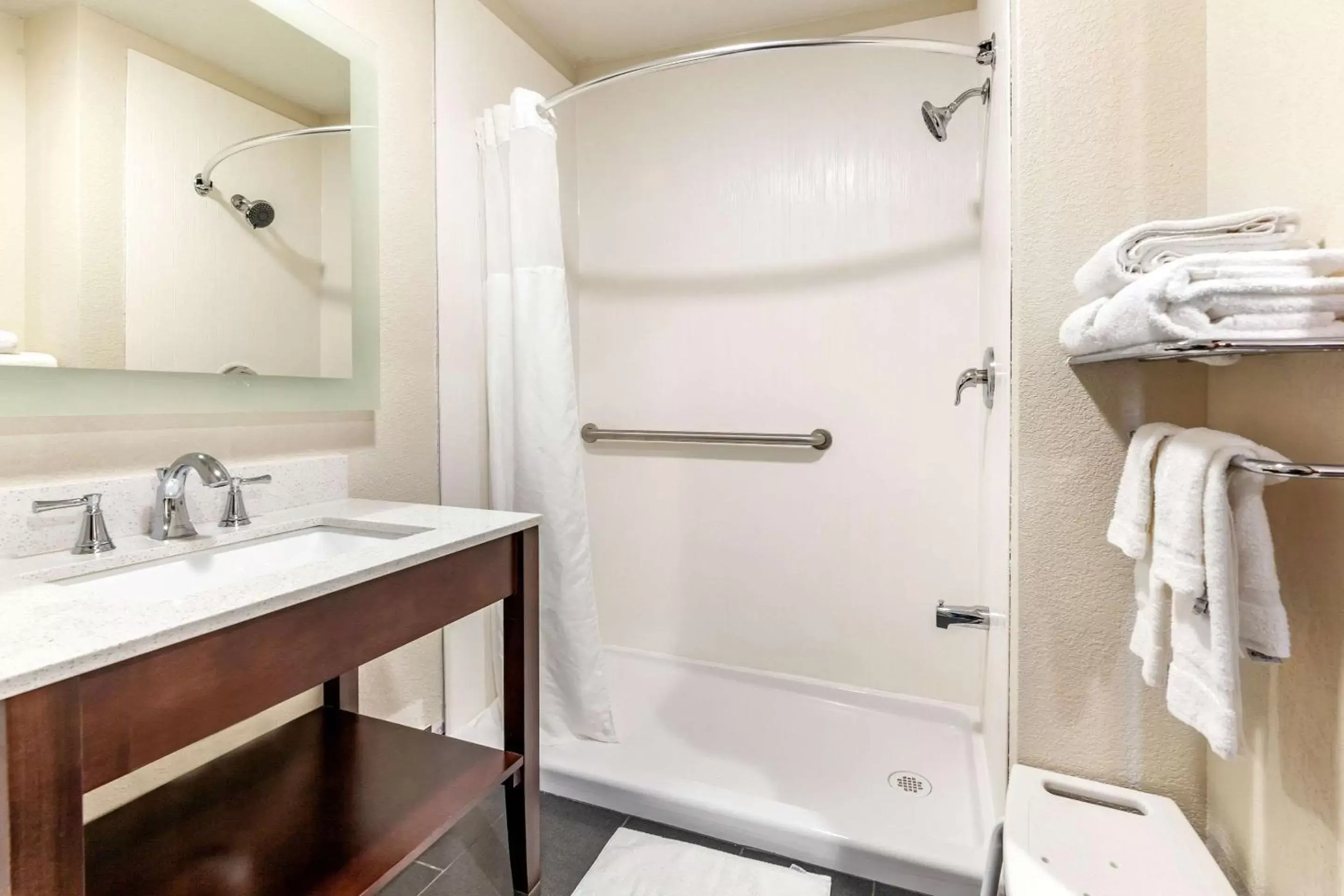 Queen Room - Disability Access/Non-Smoking in Quality Inn New London Queen Room - Disability Access/Non-Smoking in Quality Inn New London