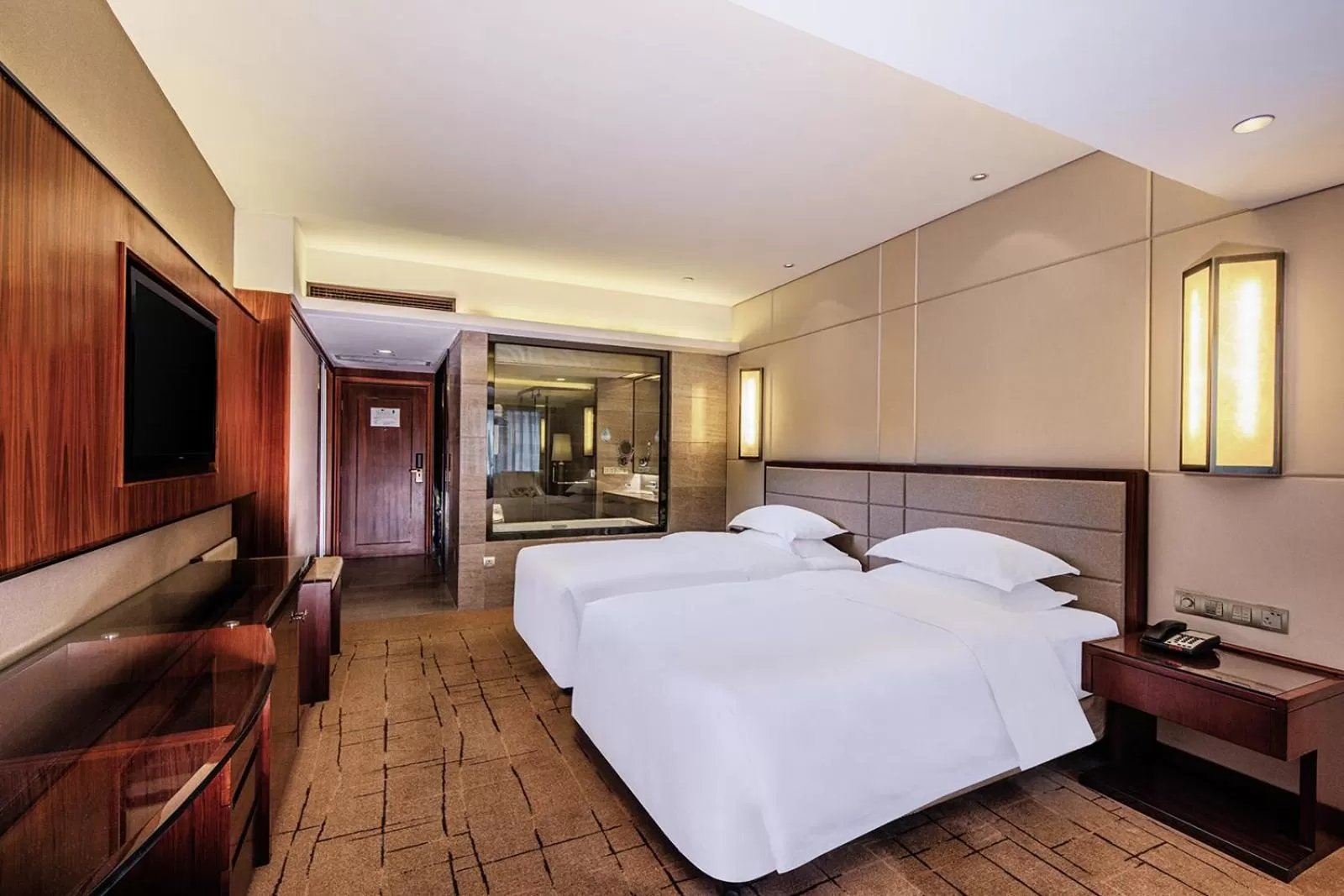 Photo of the whole room, Bed in Crowne Plaza Foshan by IHG