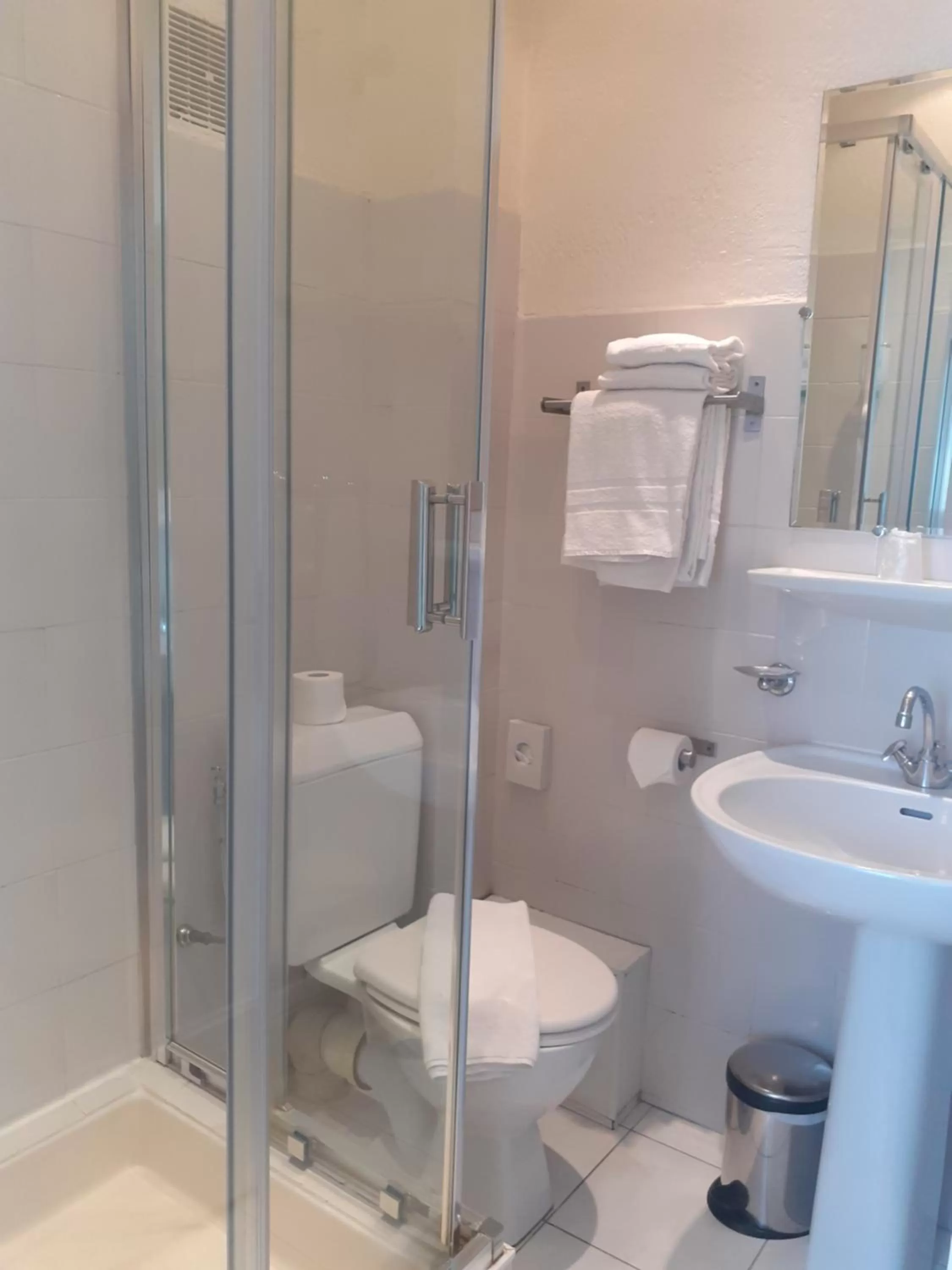 Bathroom in Hôtel P.L.M.