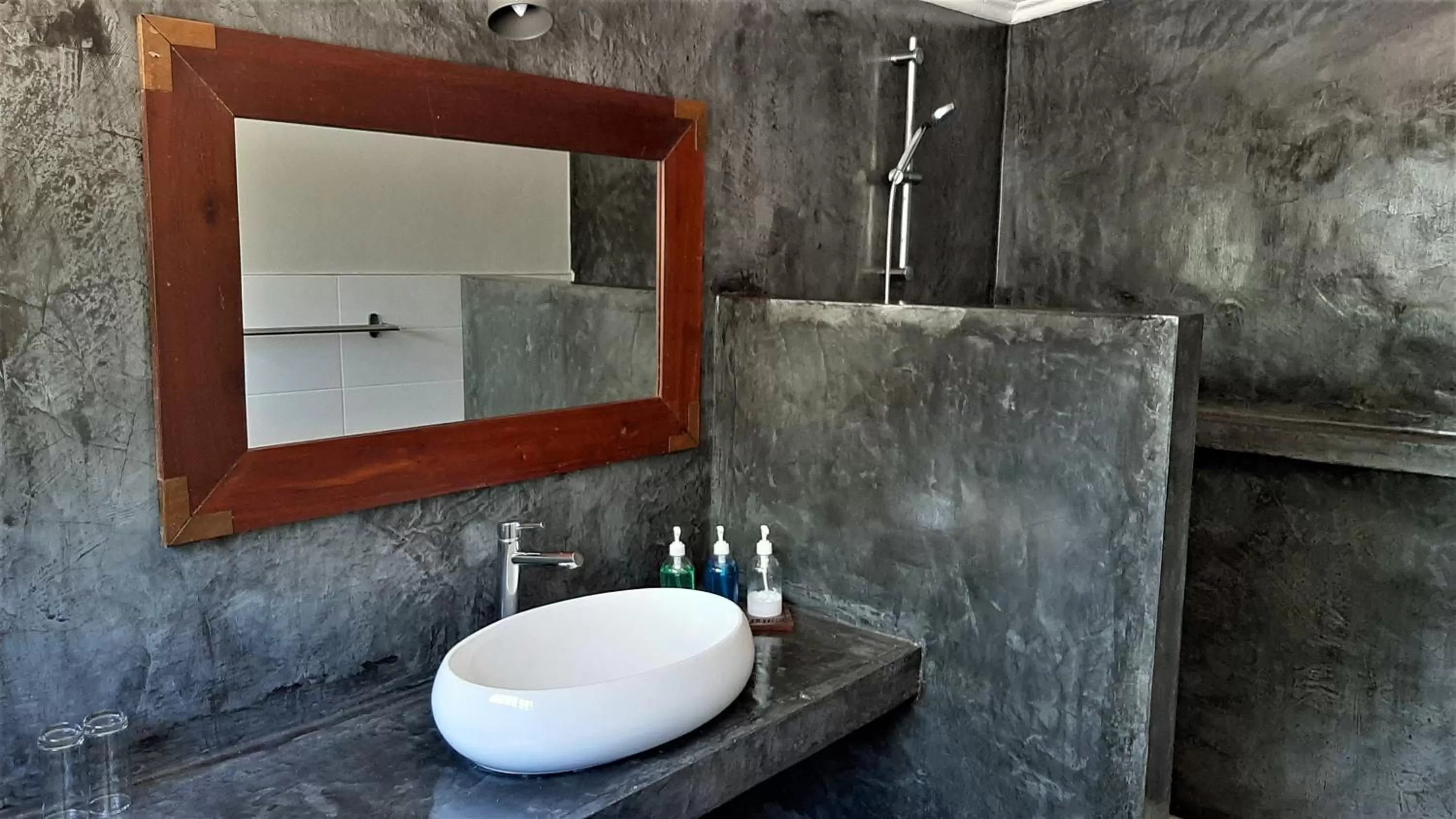 Bathroom in Mitengo House