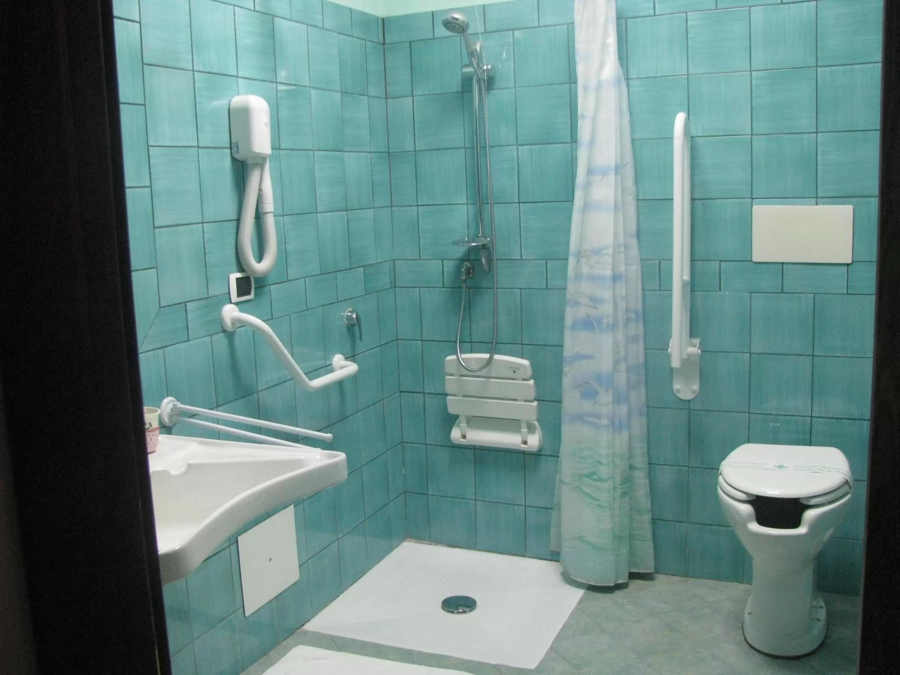 Shower in Hotel Maxim