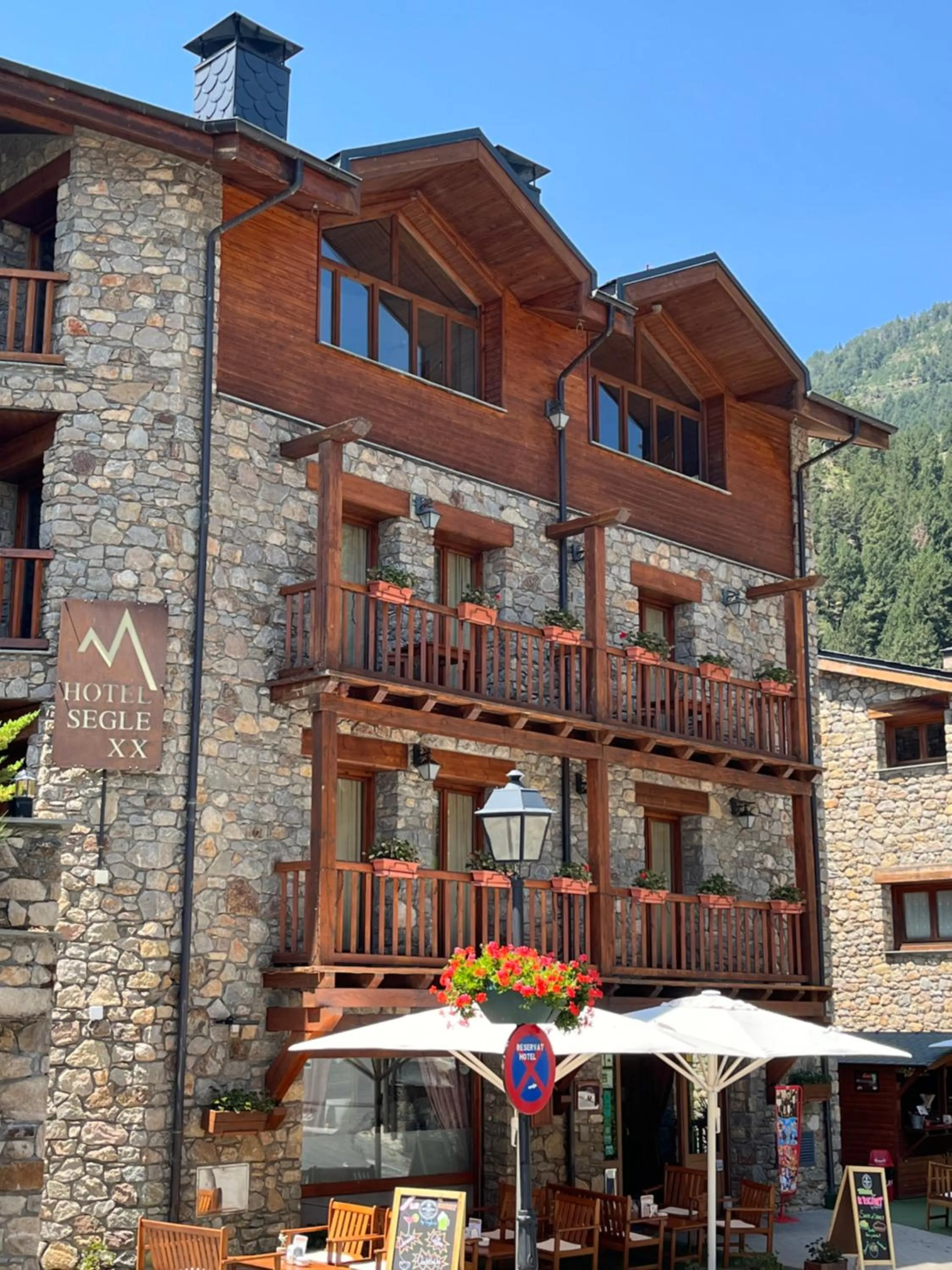 Property Building in Wuau! Hotel Segle XX