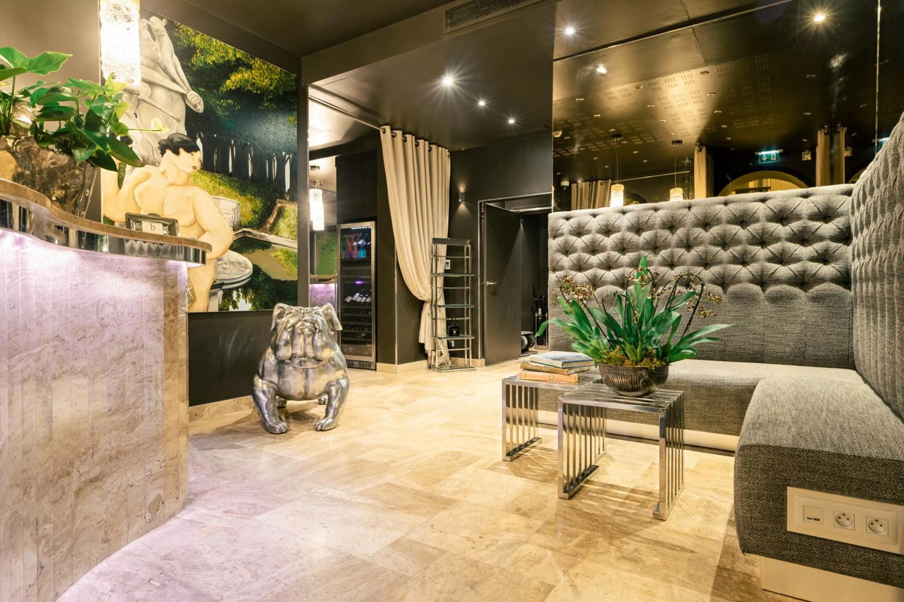 Lobby or reception in B Montmartre