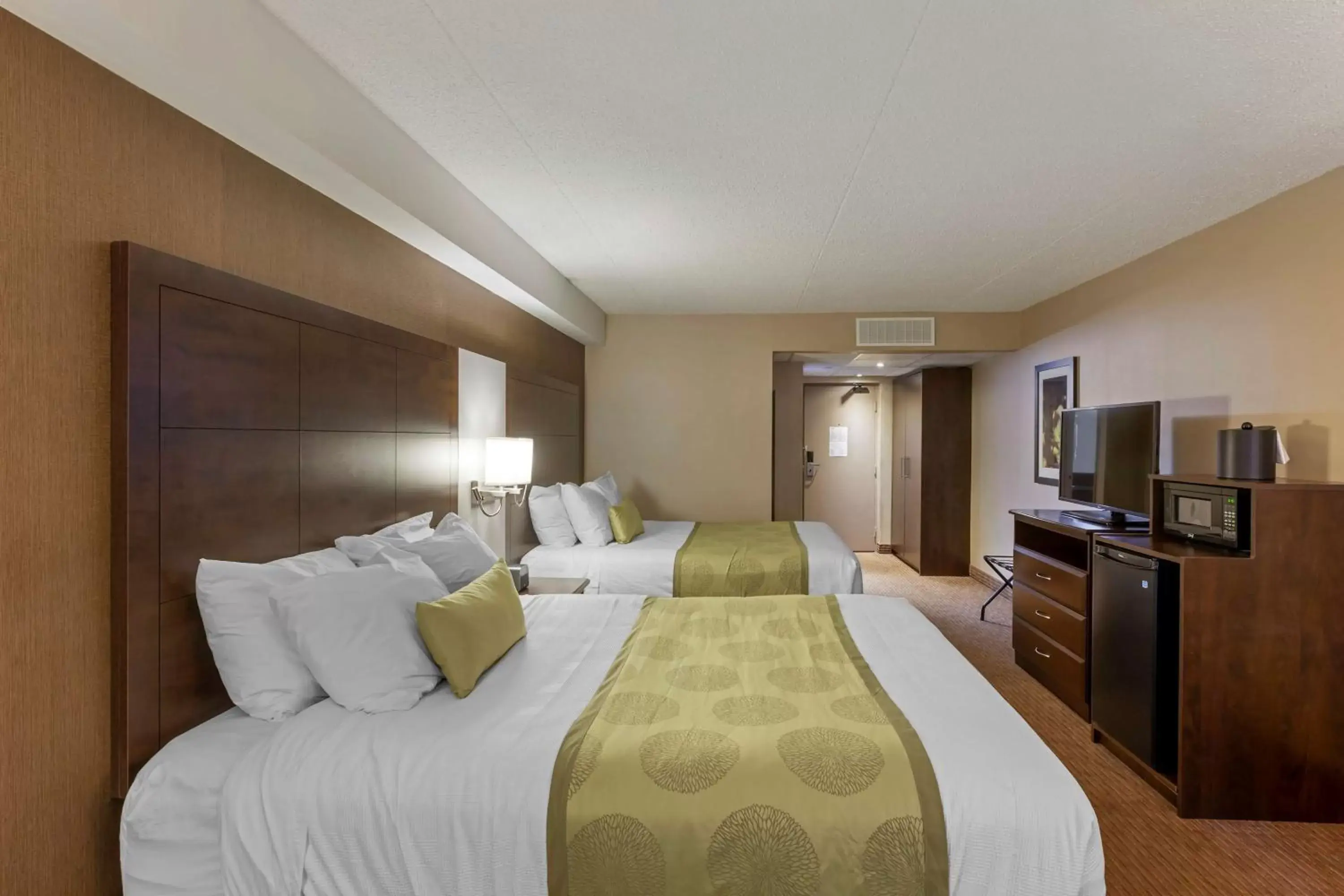 Queen Room with Two Queen Beds and Atrium View in Best Western Plus Leamington Hotel & Conference Centre Queen Room with Two Queen Beds and Atrium View in Best Western Plus Leamington Hotel & Conference Centre