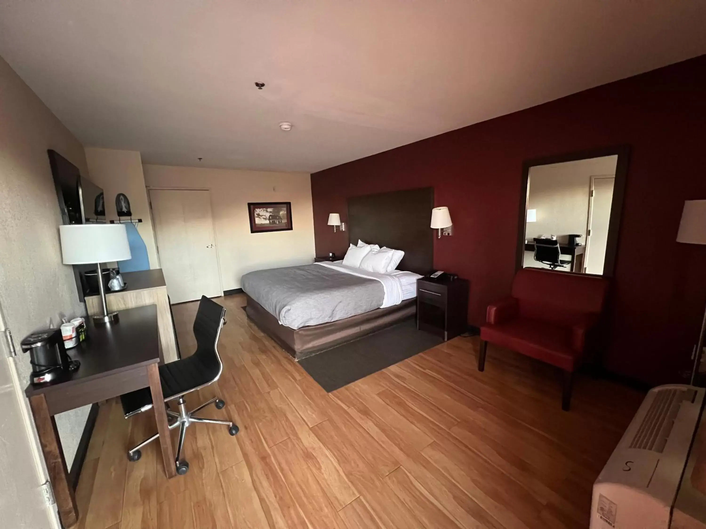 King Room - Accessible/Non Smoking in Quality Inn & Suites King Room - Accessible/Non Smoking in Quality Inn & Suites