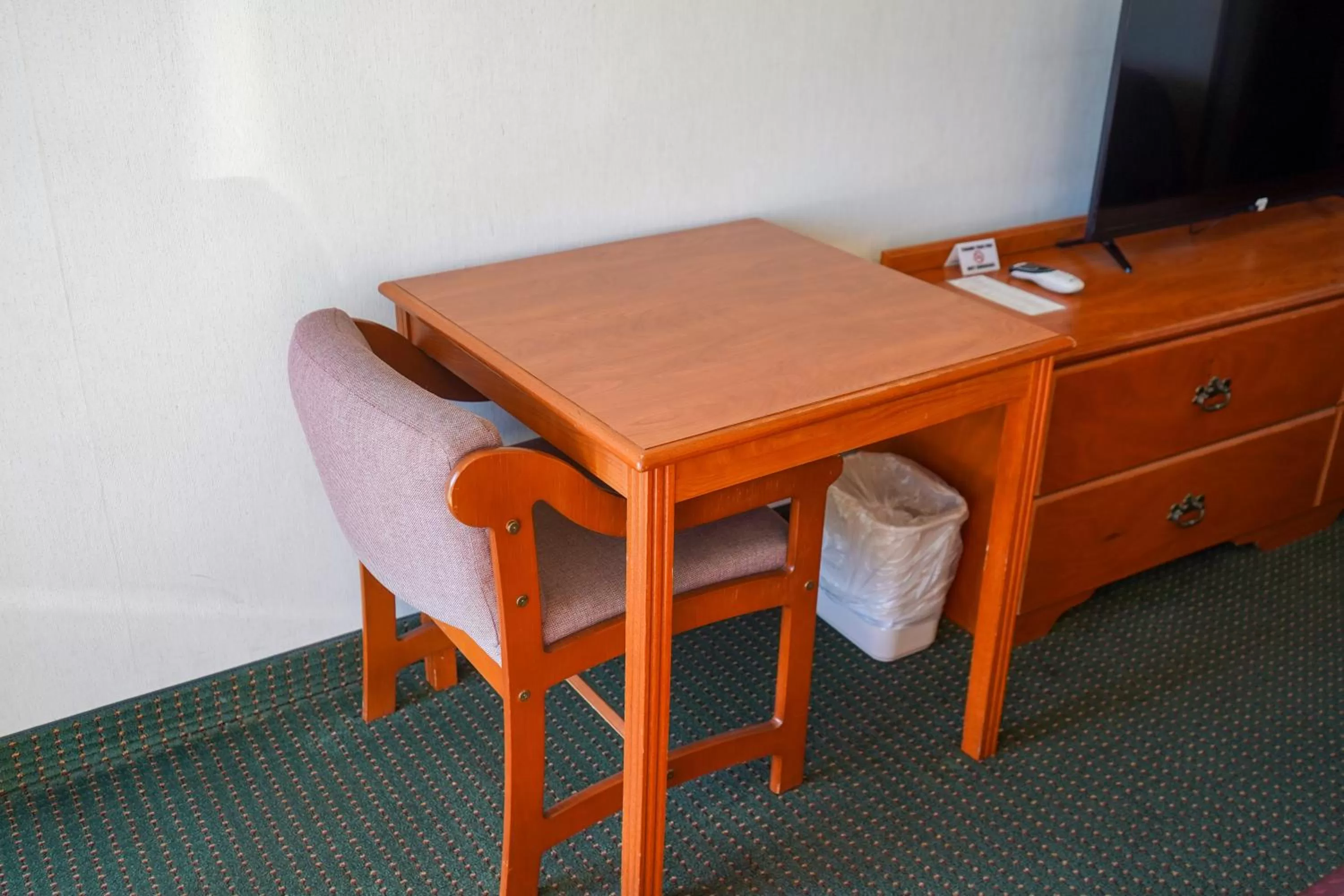 hair dresser in Sunset Inn Clarksville