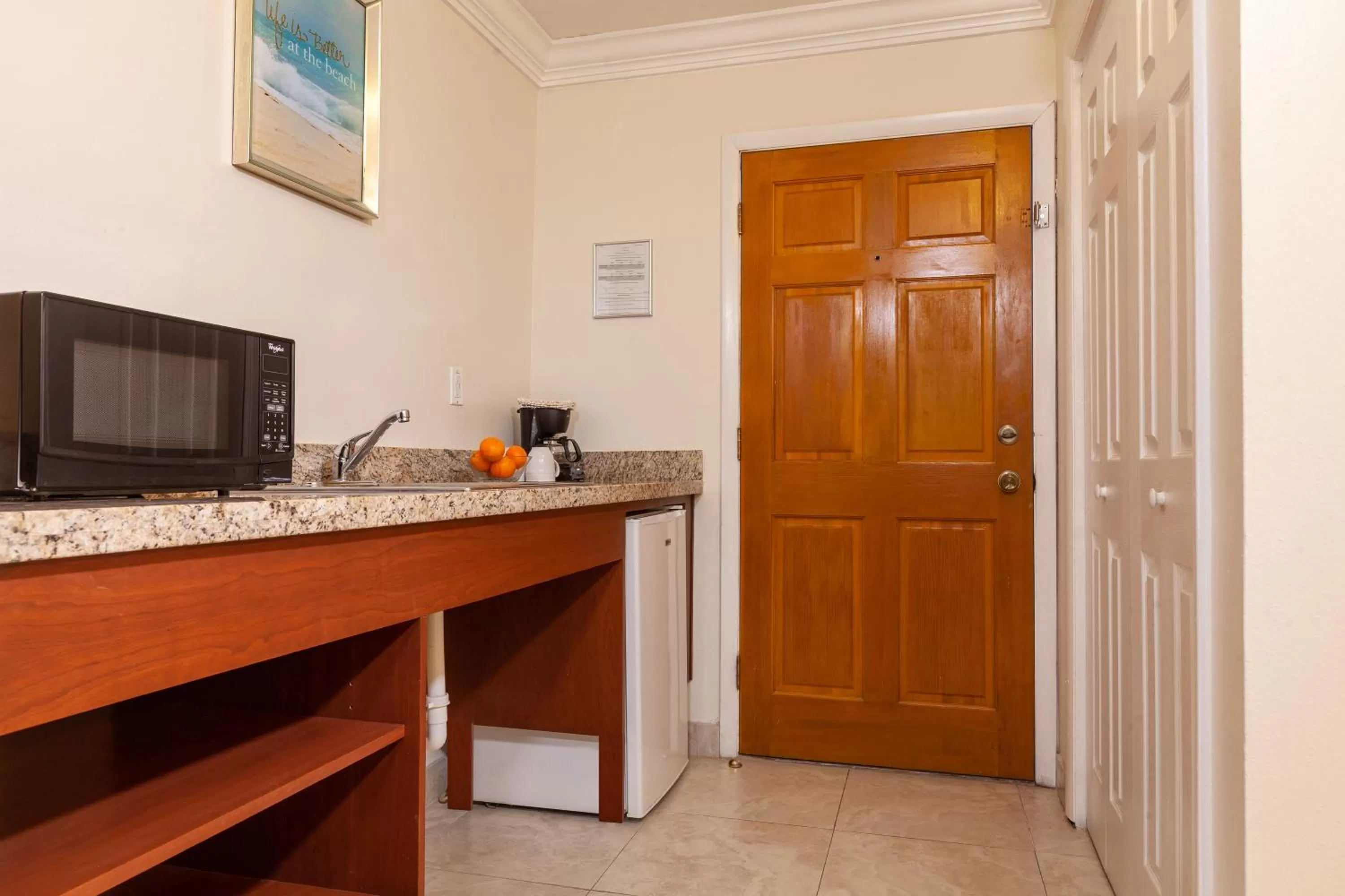 Kitchen or kitchenette in Bell Channel Inn Hotel