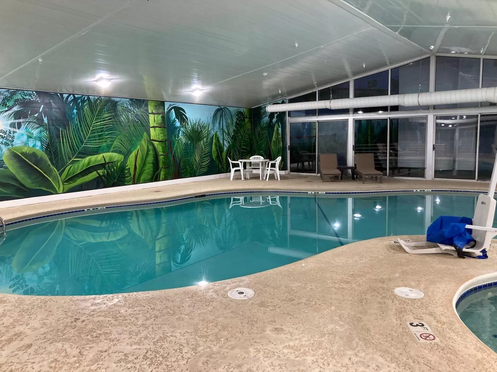 Swimming pool in Quality Inn & Suites Bellville - Mansfield