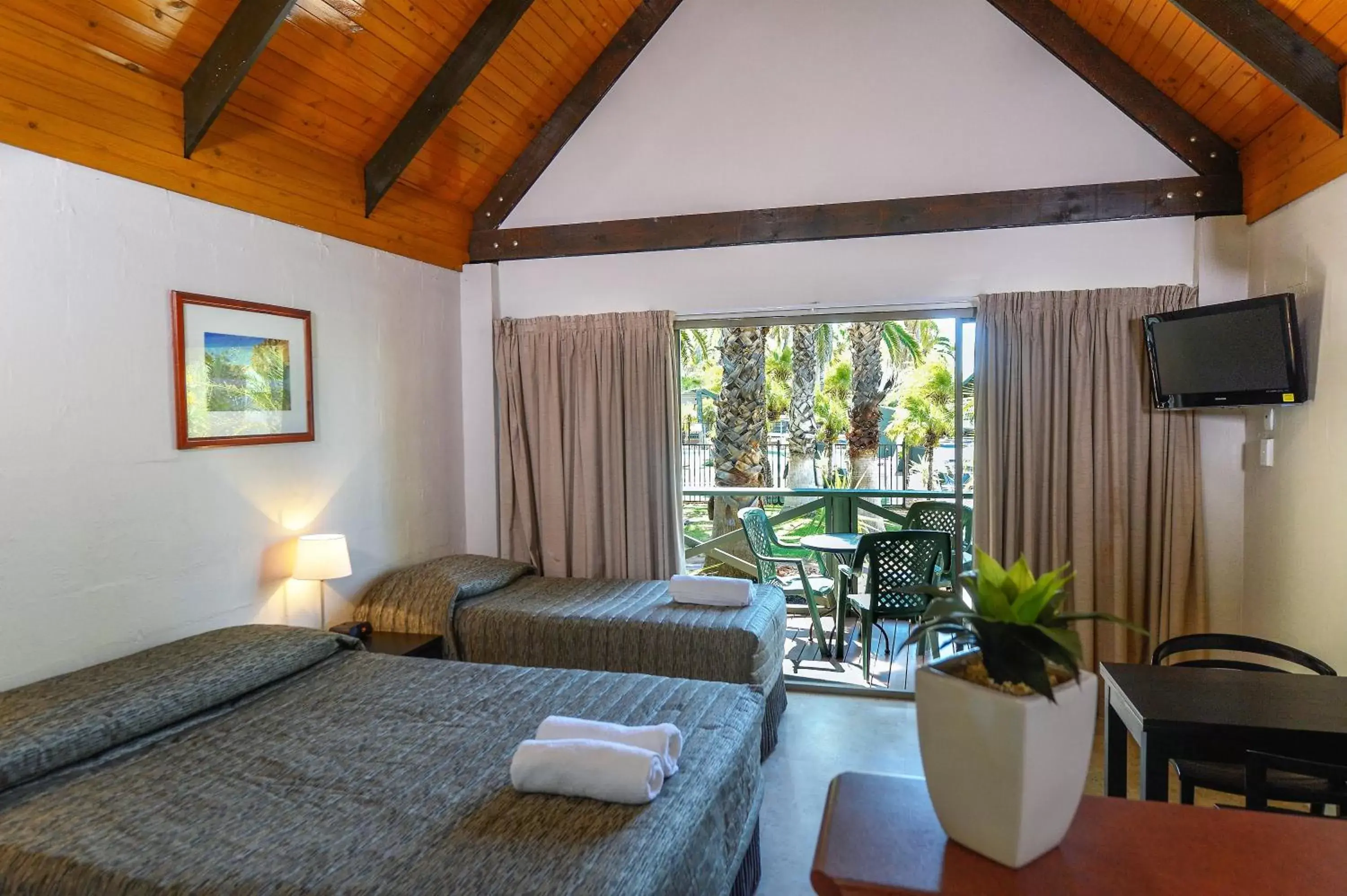 Triple Villa in Desert Palms Alice Springs Triple Villa in Desert Palms Alice Springs