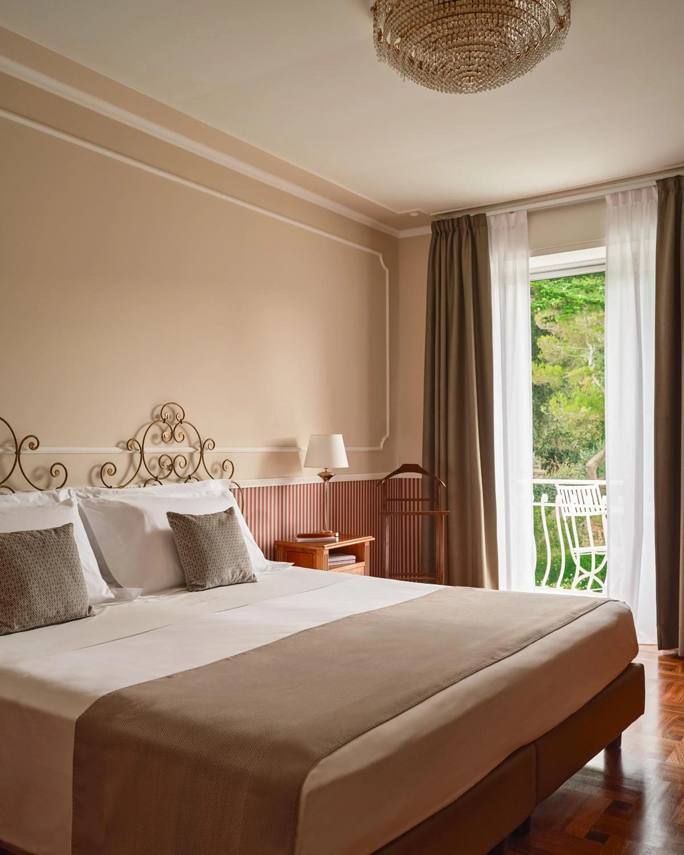 Bedroom, Bed in Grand Hotel Miramare