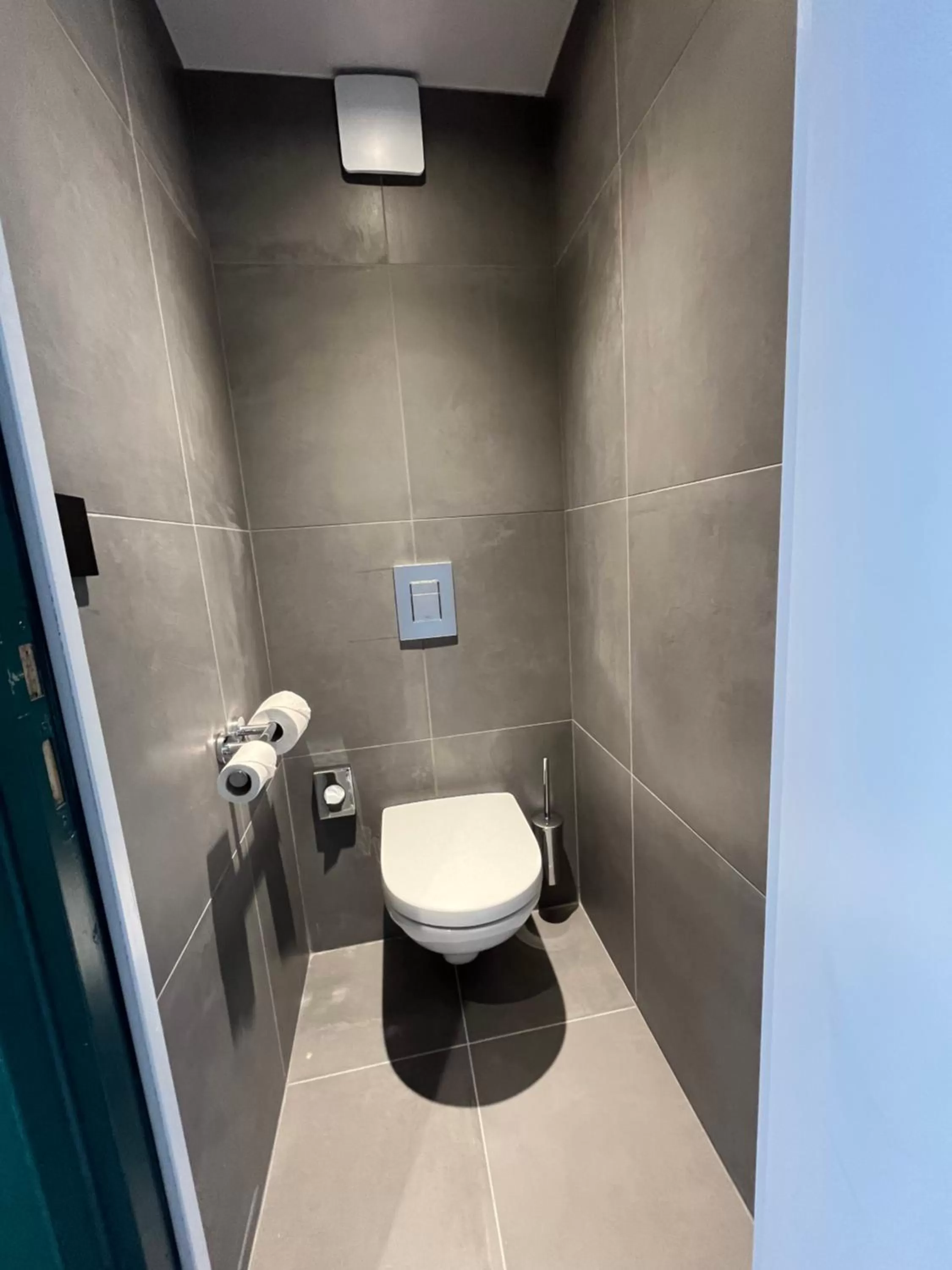 Toilet in Novotel Angers Lac de Maine