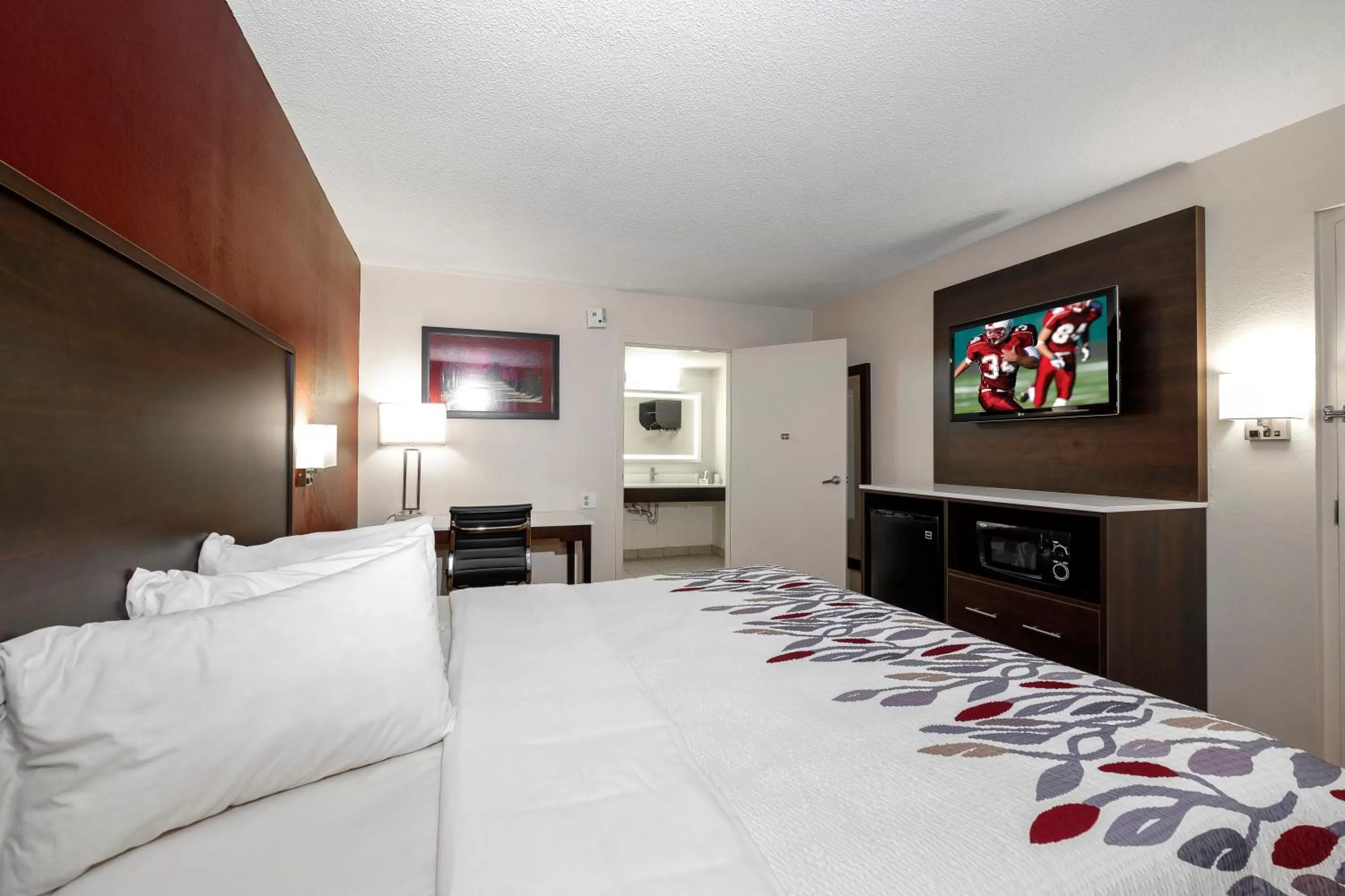 Photo of the whole room, Bed in Red Roof Inn Gadsden