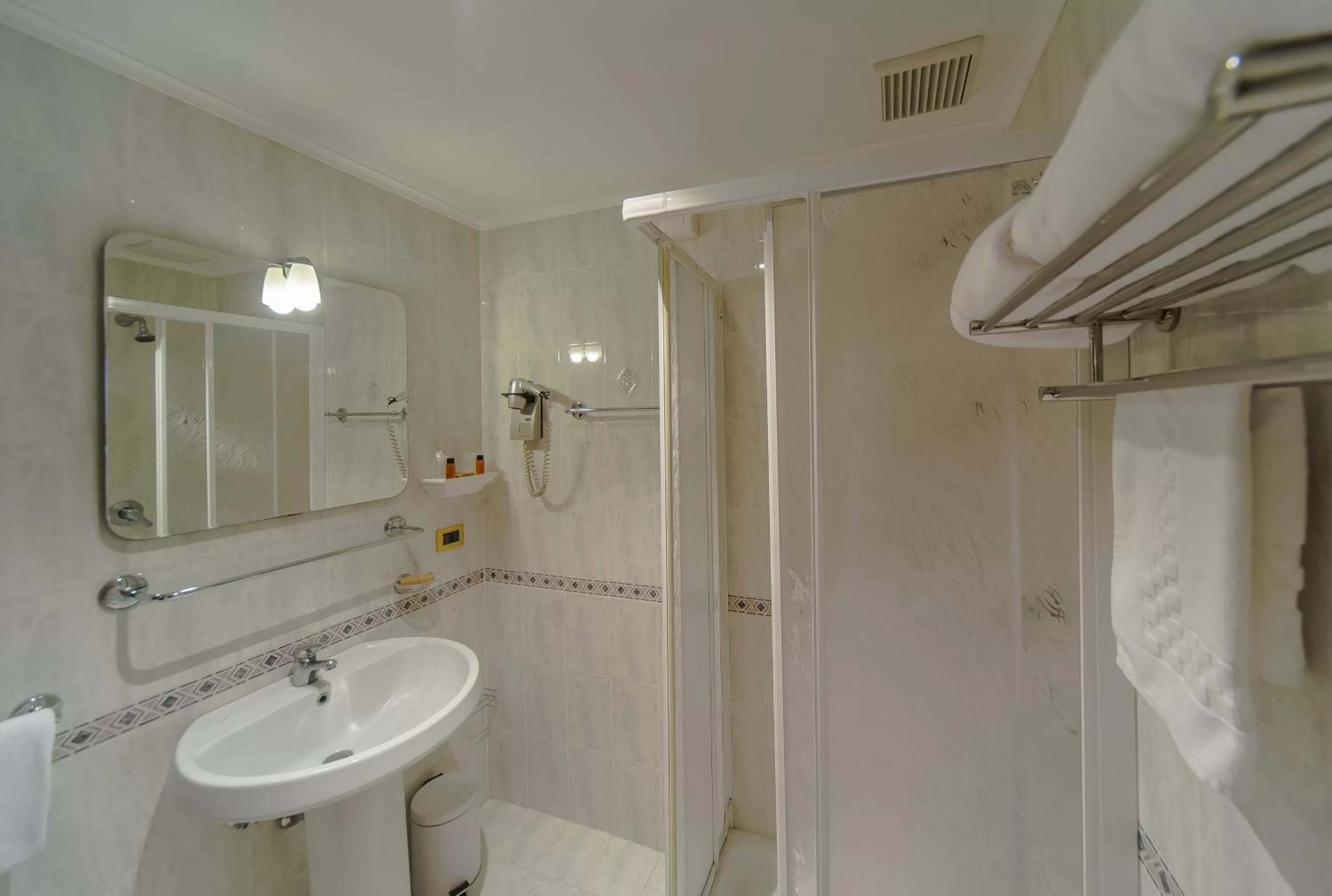 Bathroom in Hotel Columbus sul Lago