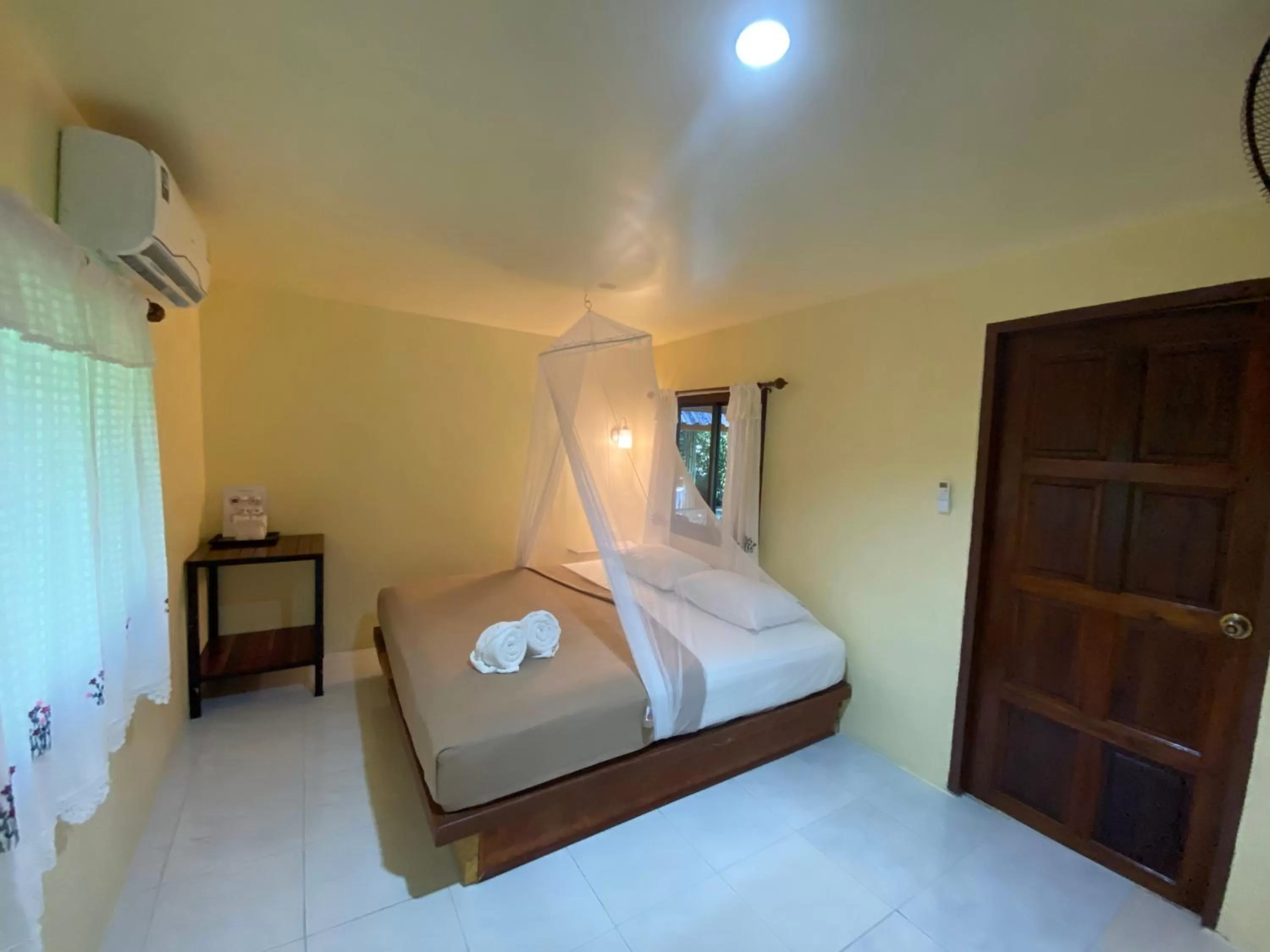 Photo of the whole room, Bed in Khao Sok Jungle Huts Resort