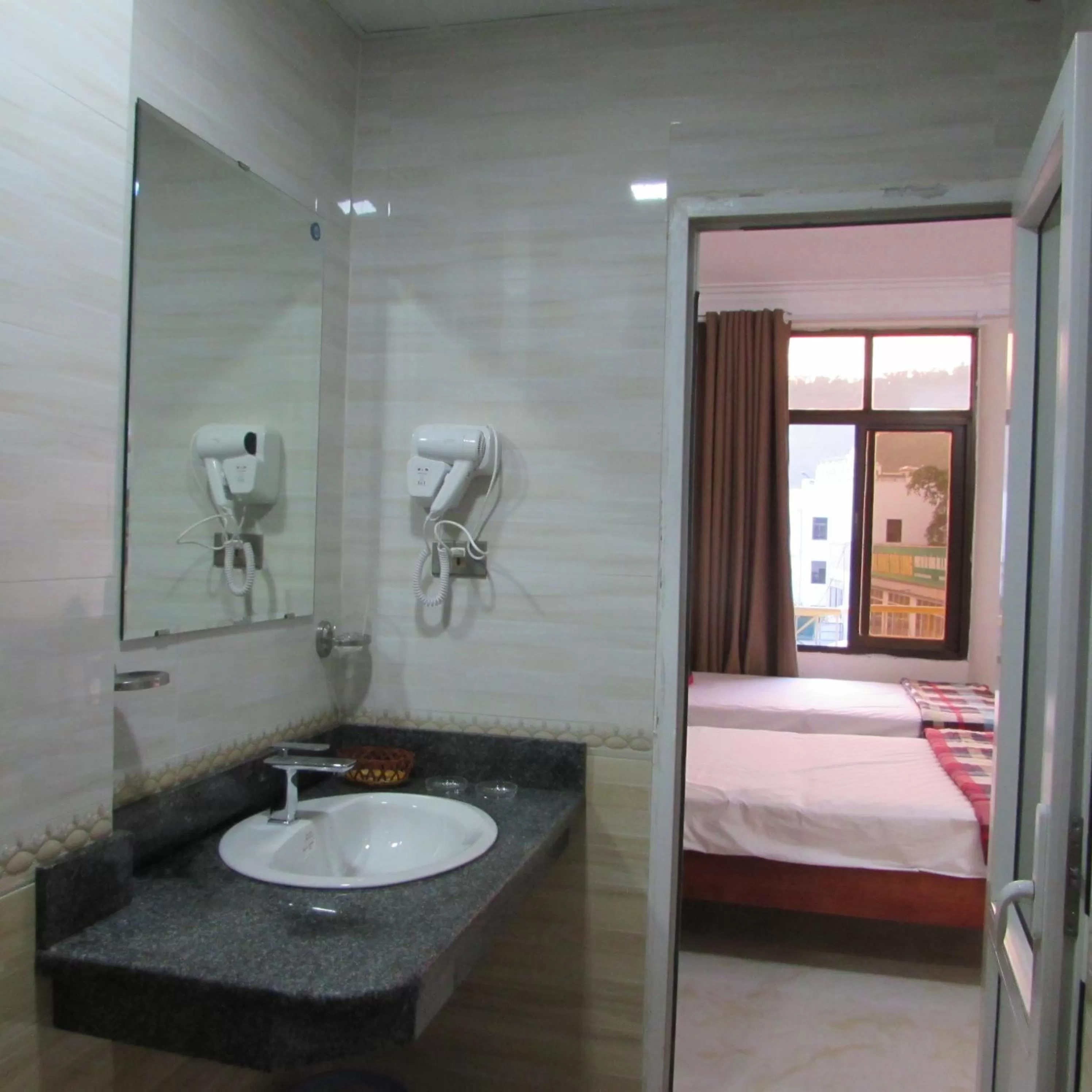 Bathroom, Bed in Viet Nhat Halong Hotel - Bai Chay