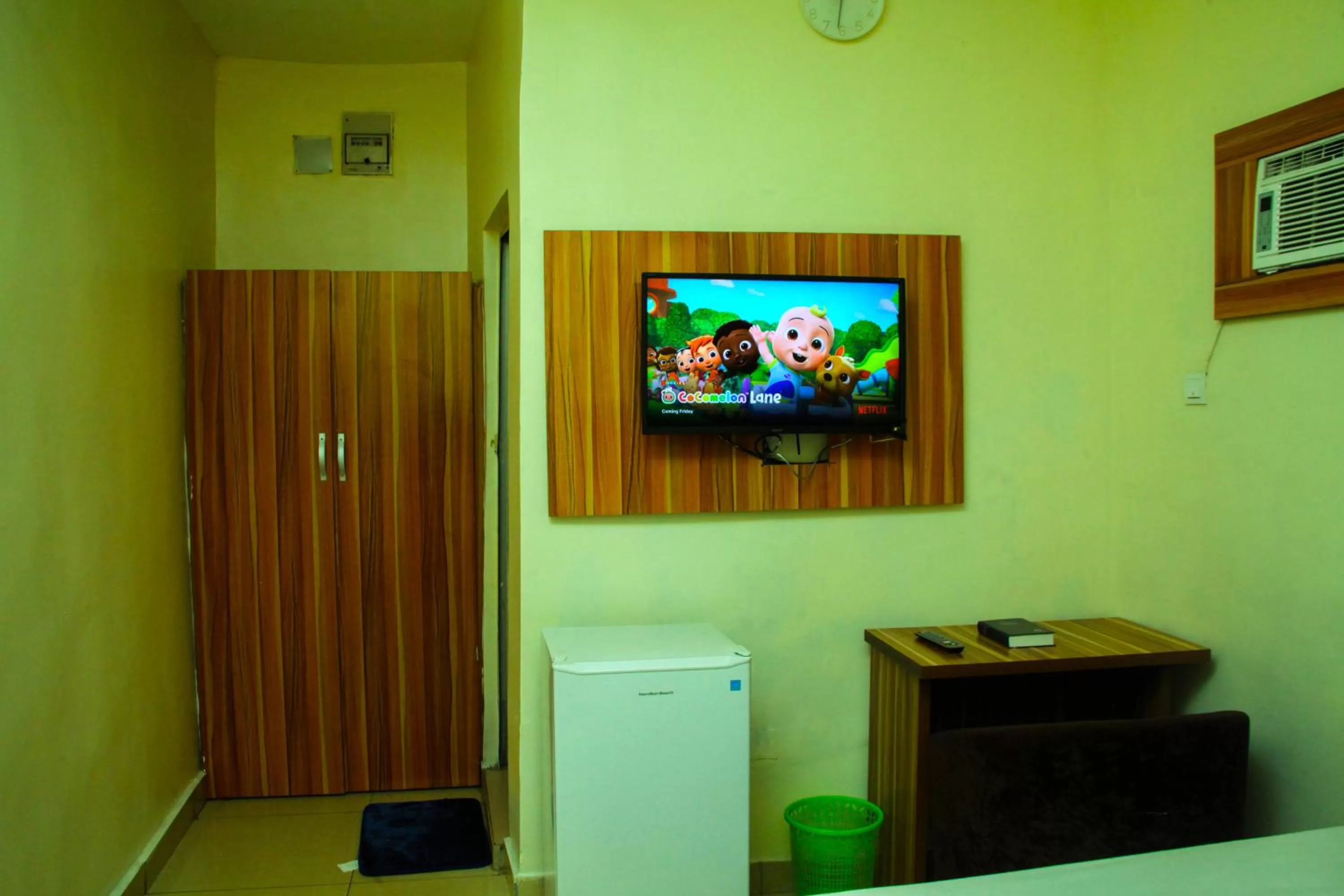 TV and multimedia, TV/Entertainment Center in ONTARIO SUITES