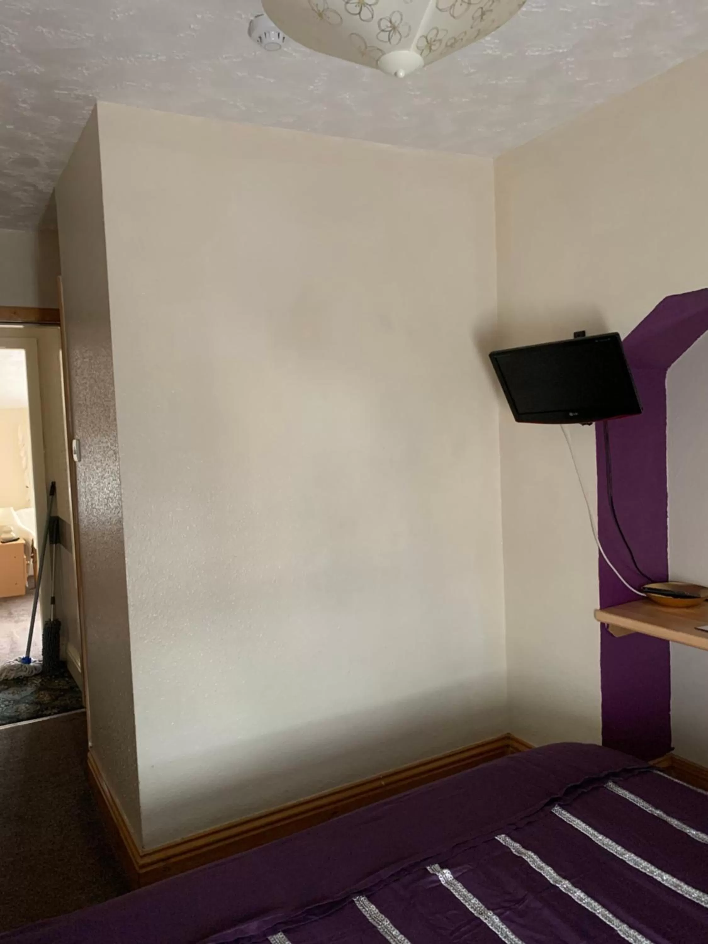 TV and multimedia, TV/Entertainment Center in Alondra Hotel