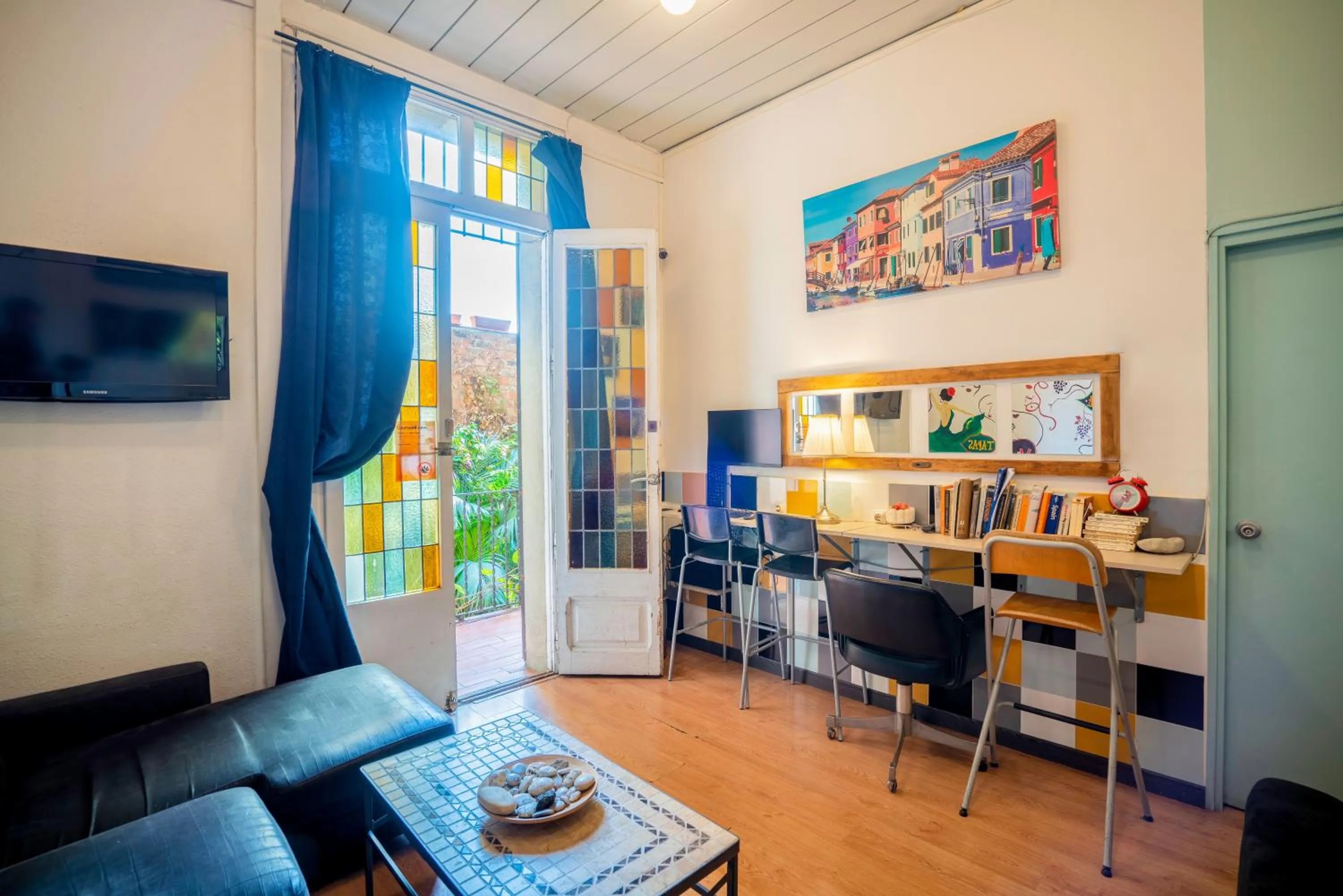 Communal lounge/ TV room in Casa Barcelo Hostel Barcelona