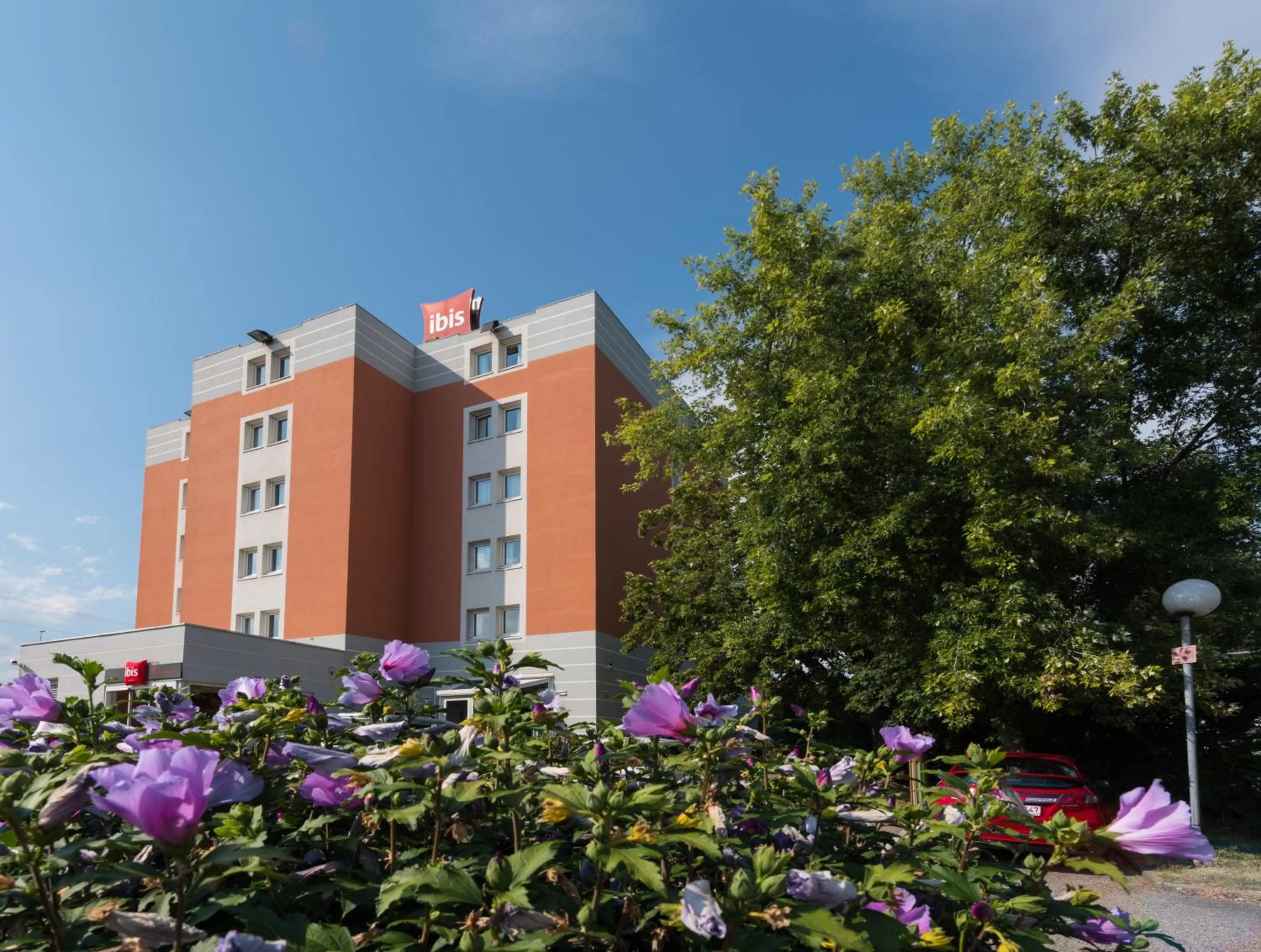 Facade/entrance in IBIS Lyon Sud Chasse Sur Rhône