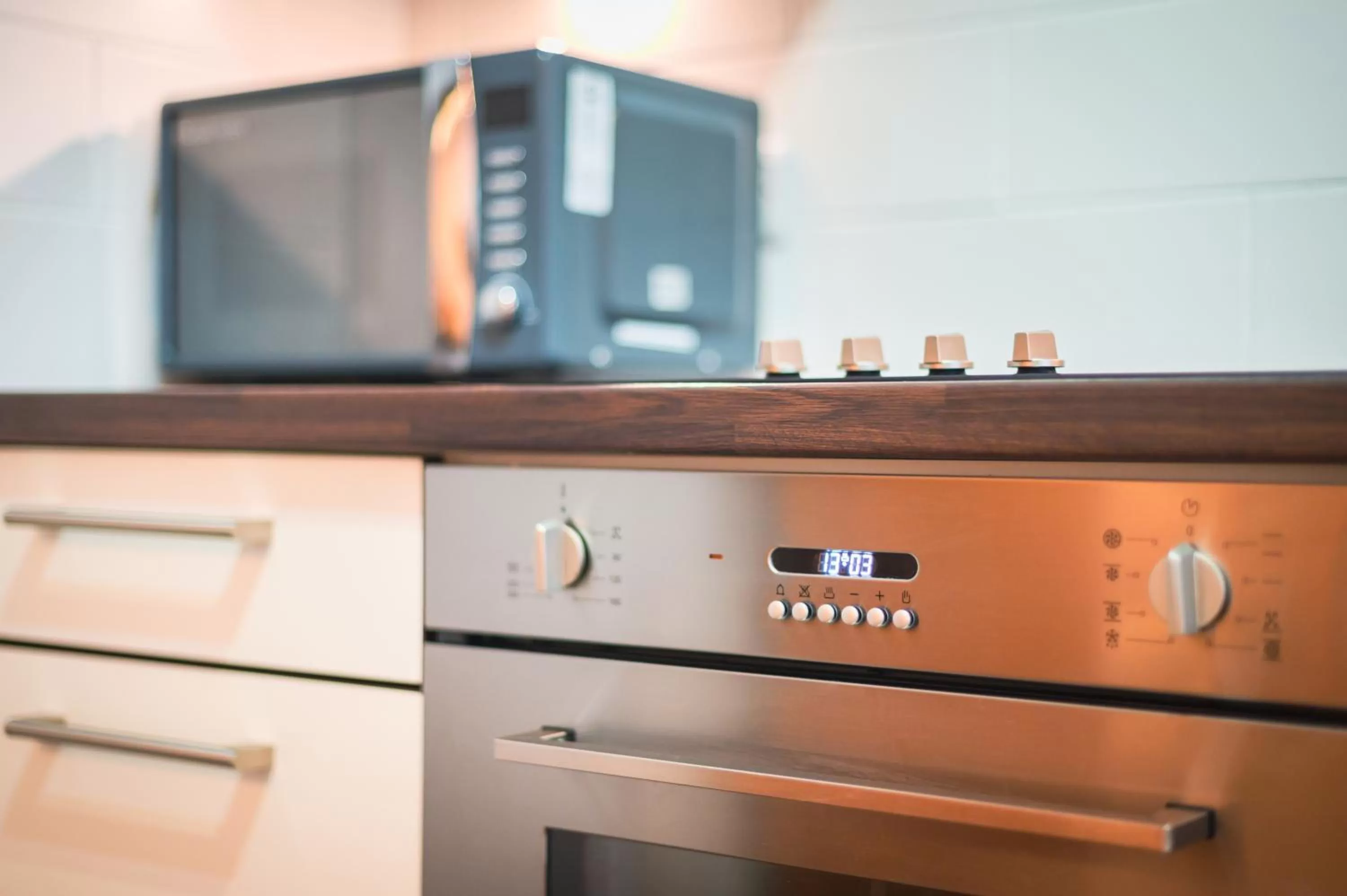 Kitchen or kitchenette in The Knight Residence by Mansley