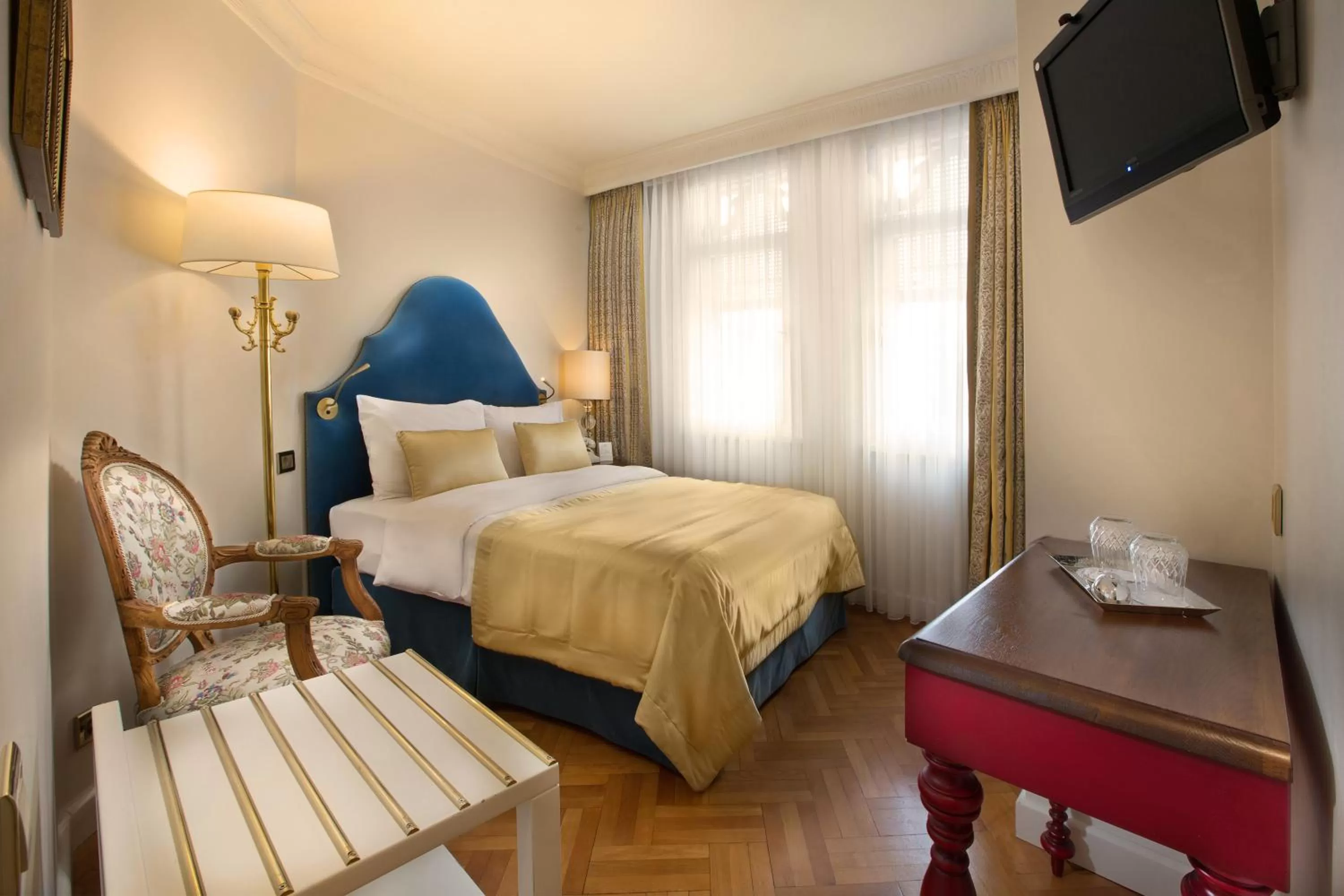 Landmark view, Bed in Valide Sultan Konagi