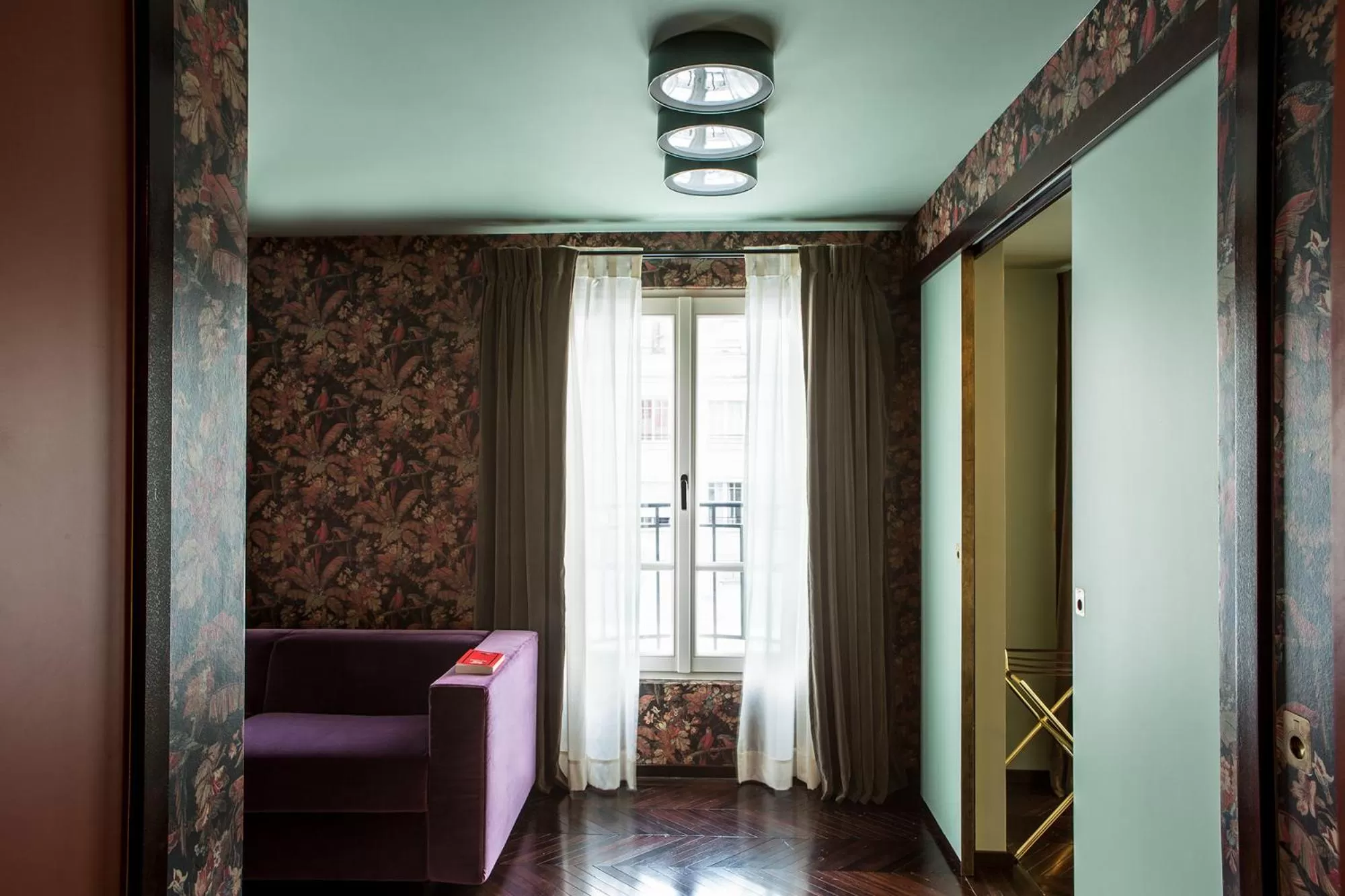 Living room, Bed in Hôtel du Rond-point des Champs-Élysées - Esprit de France