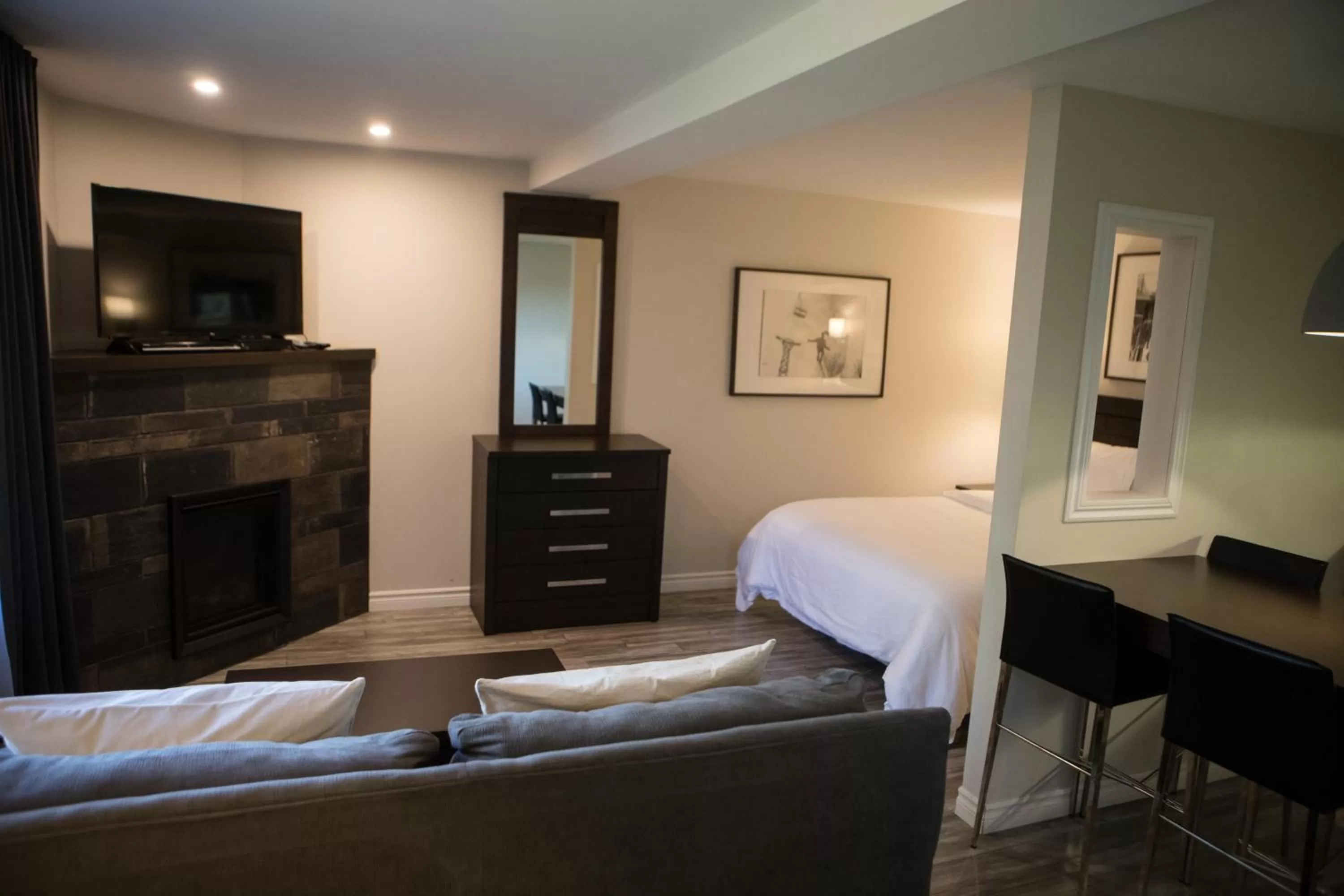 Bed in Le Montagnard, Auberge Hôtel & Chalets