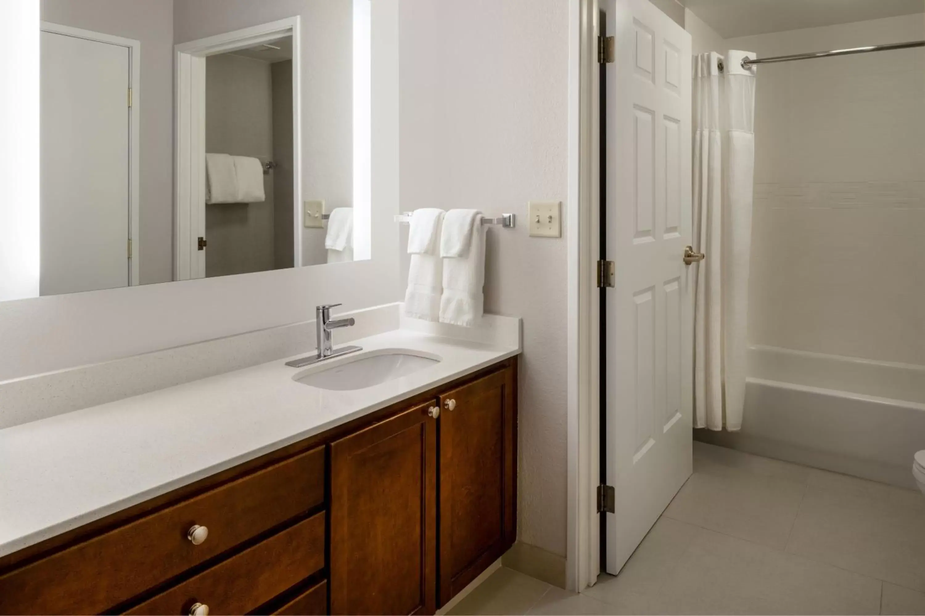 Queen Studio with Sofa Bed and Adapted Tub - Mobility and Hearing Accessible in Residence Inn by Marriott Chicago Oak Brook Queen Studio with Sofa Bed and Adapted Tub - Mobility and Hearing Accessible in Residence Inn by Marriott Chicago Oak Brook