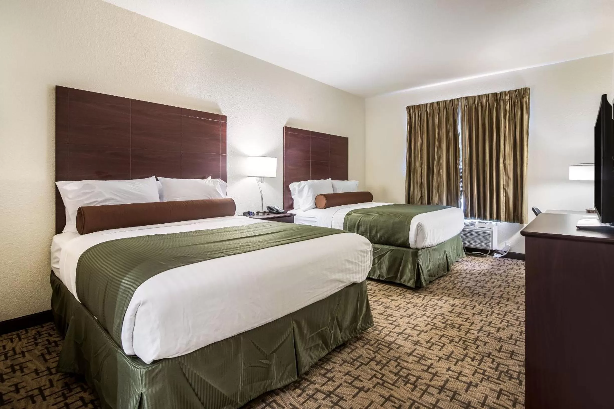 Queen Studio in Cobblestone Hotel & Suites - Victor