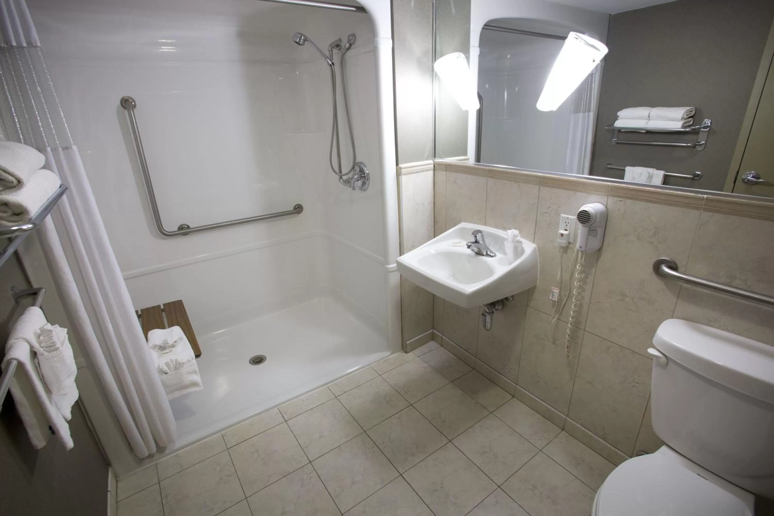 Shower in The Falls Hotel & Inn