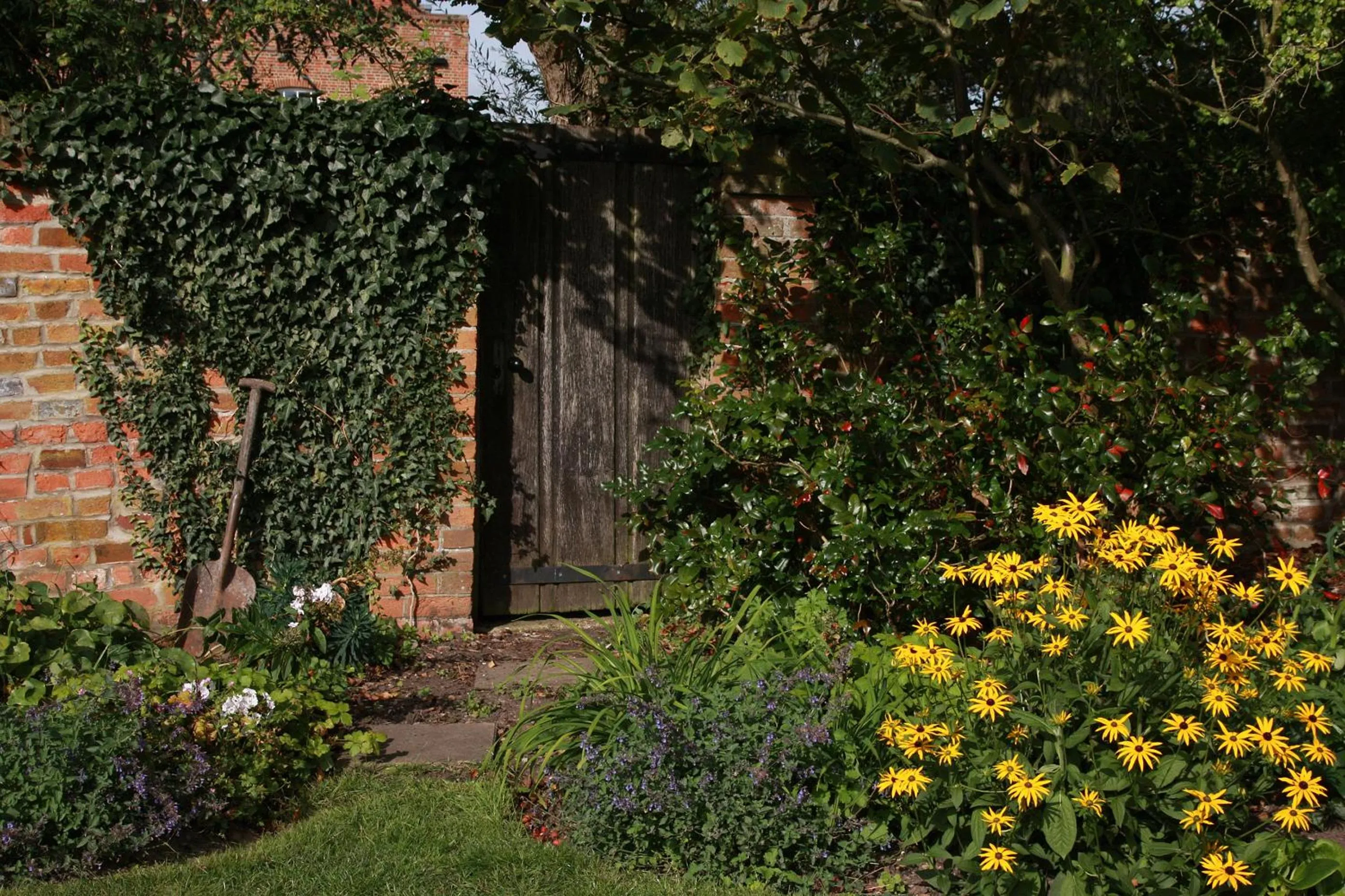 Facade/entrance in The Royal Oak, Yattendon