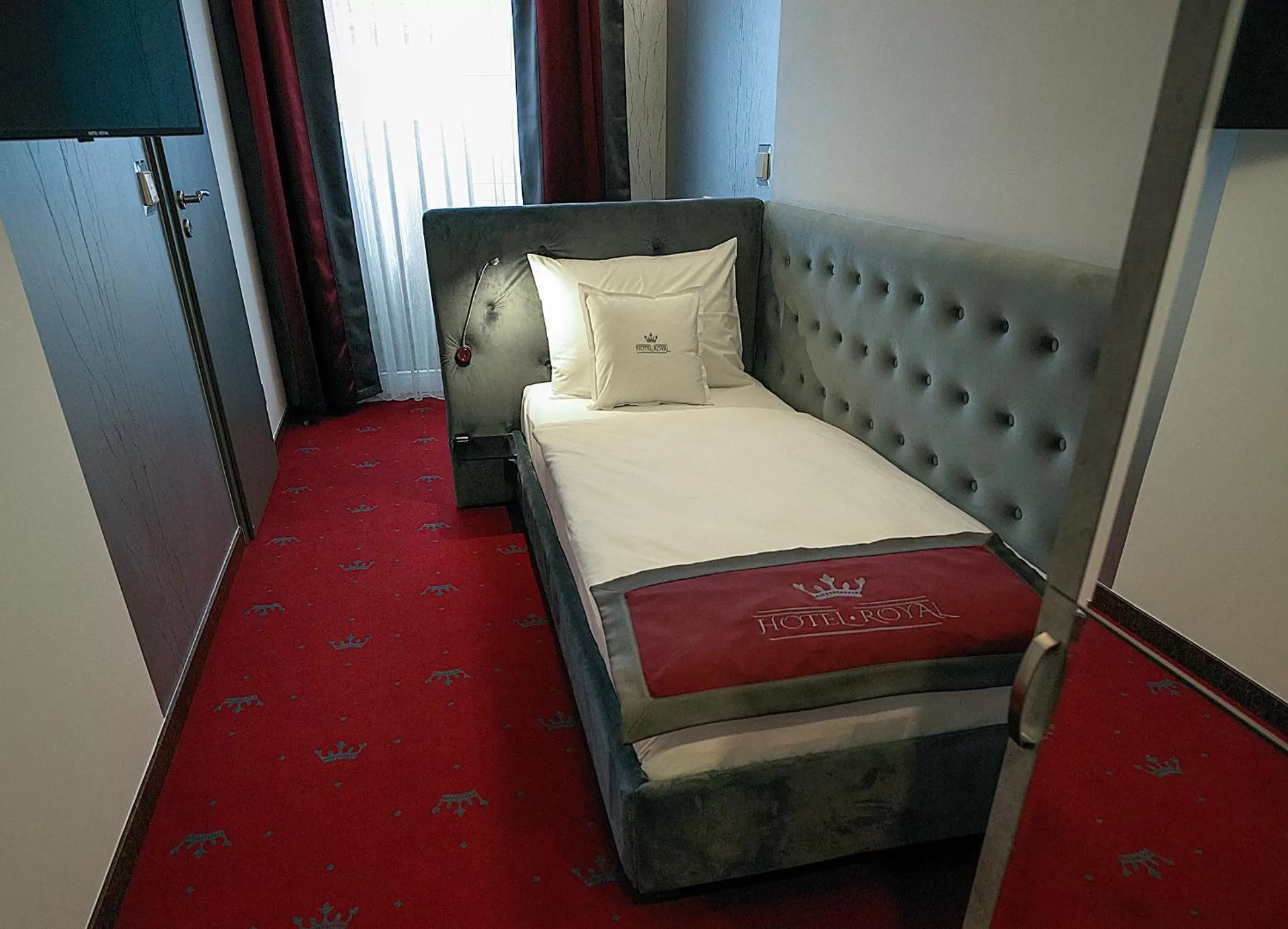 Bedroom, Bed in Hotel Royal