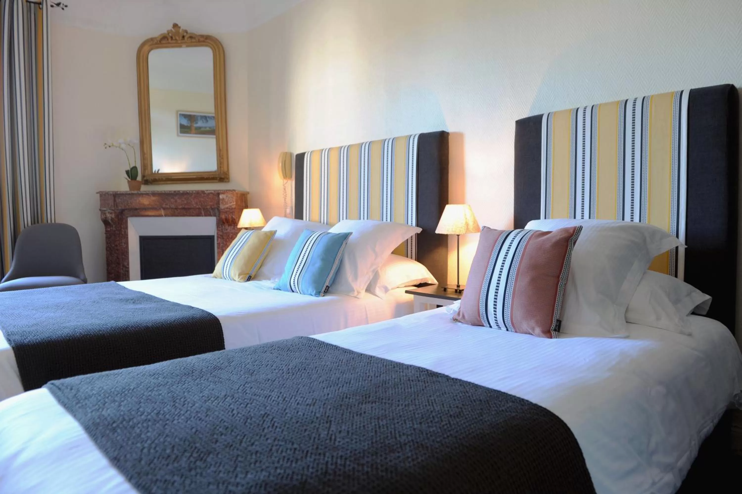 Bed in Logis Hôtel du Chêne