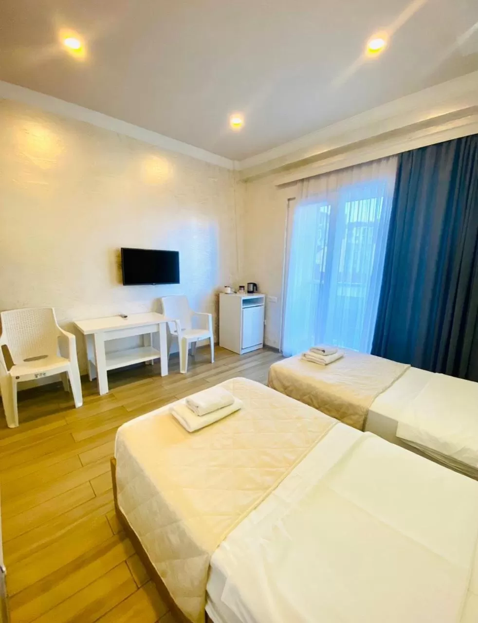 Communal lounge/ TV room, Bed in Hotel Royal Palace