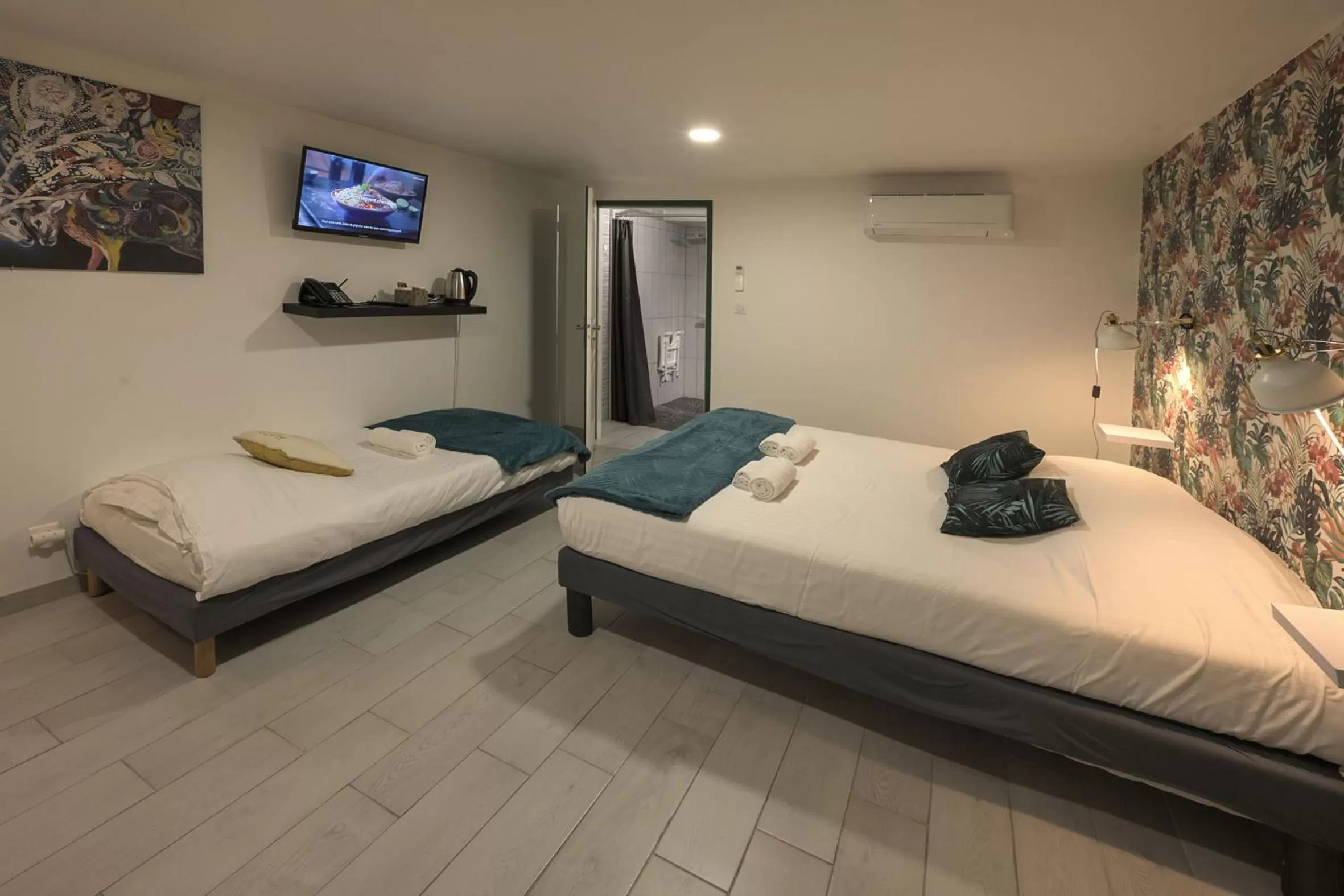 Photo of the whole room, Bed in Hotel De La Croisée