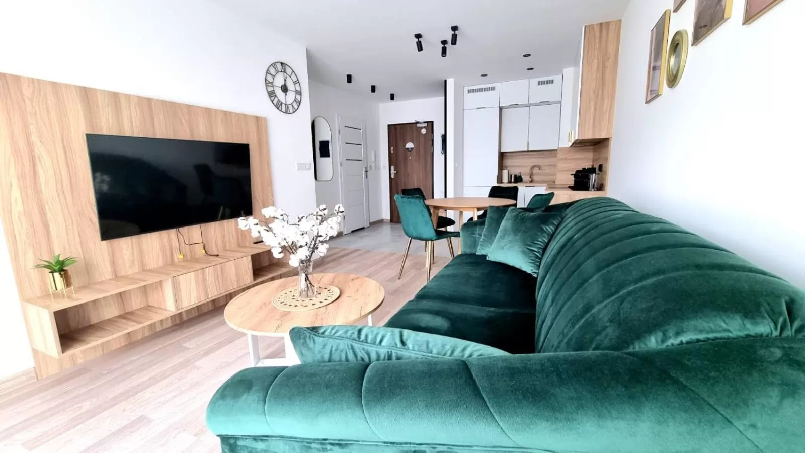 TV and multimedia, Seating Area in NOOK NOOK Apartments Bytkowska 103