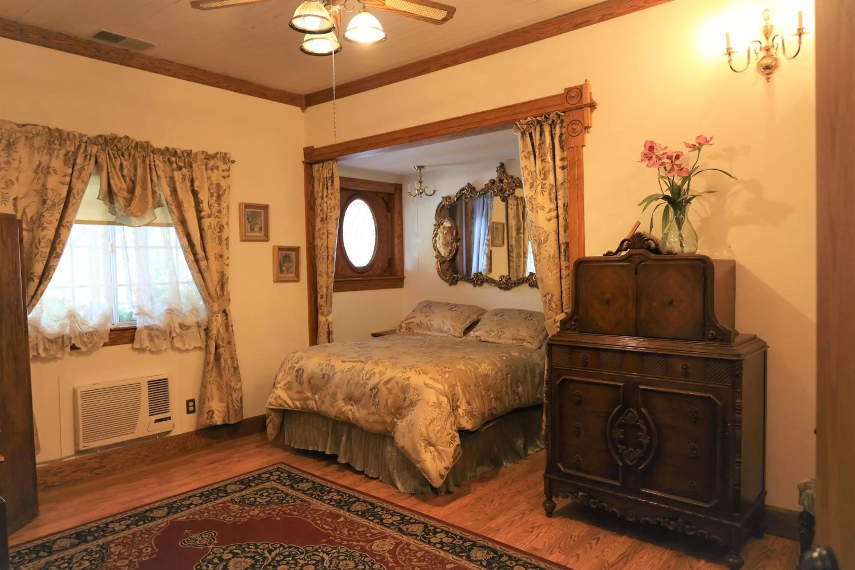 Bedroom, Bed in Mariposa Hotel Inn