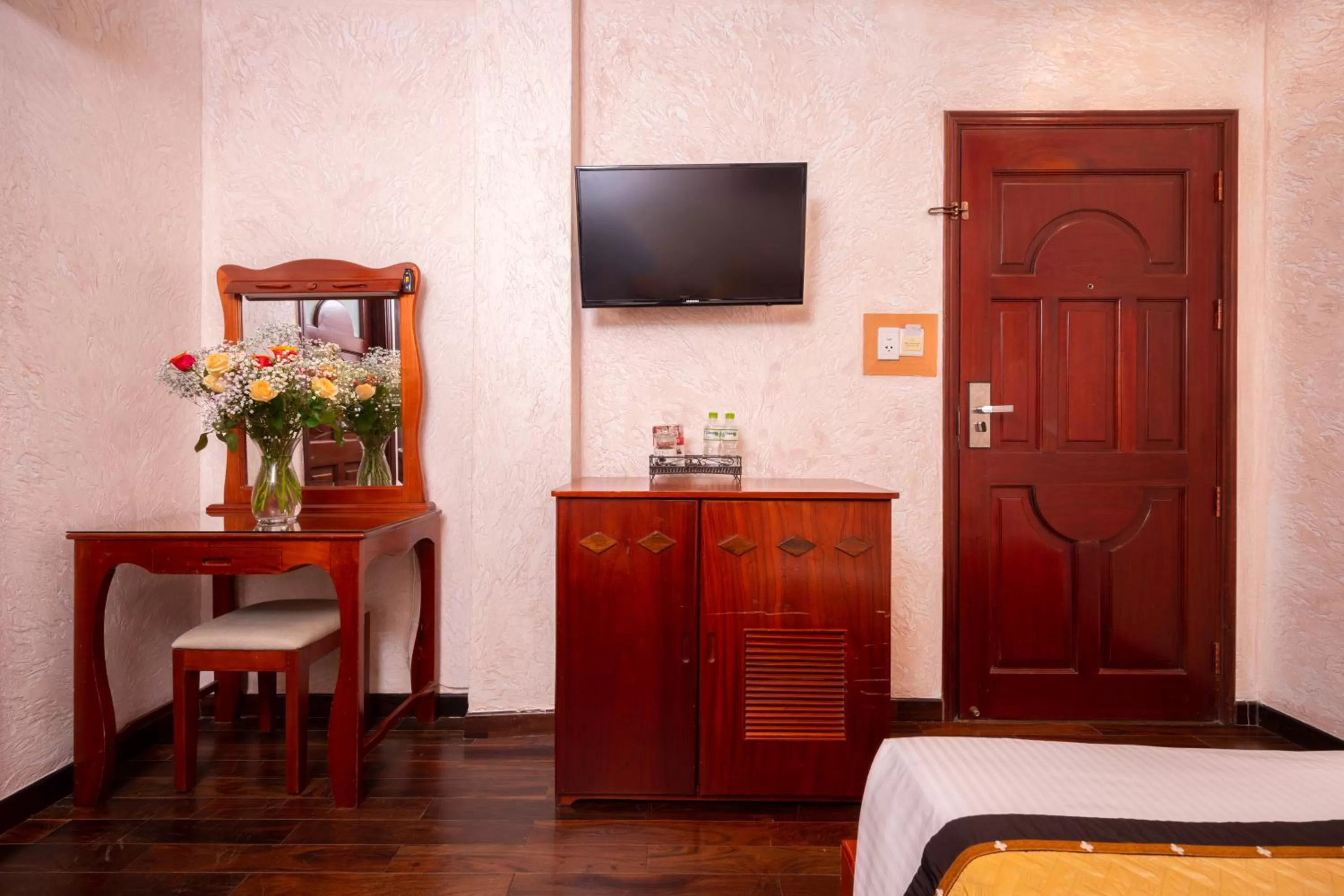 TV and multimedia, Bed in Duc Vuong Saigon Hotel - Bui Vien